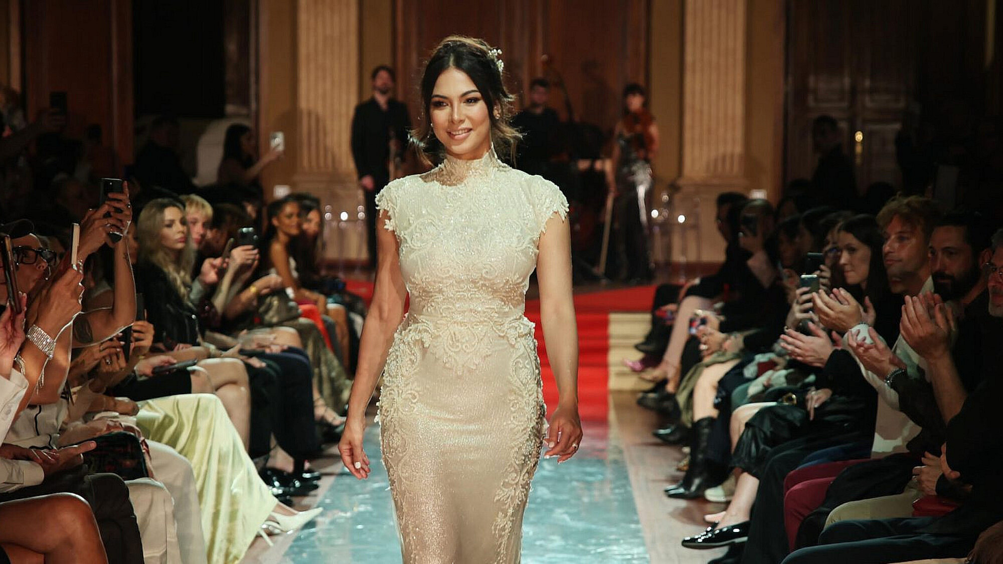 חולמת לבנות תקווה חדשה לילדה שלה ולכל הילדים בעולם. מורן אטיאס | צילום: אור גפן, שמלה: רולא דעיבס