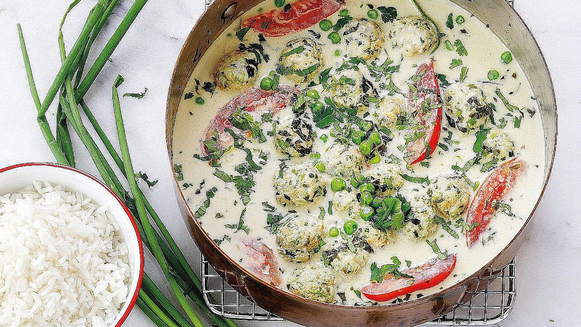 קציצות עוף וירקות בקארי ירוק של אורלי פלאי-ברונשטיין | צילום: דניה ויינר, סגנון: אוריה גבע קציצות עוף וירקות בקארי ירוק של אורלי פלאי-ברונשטיין | צילום: דניה ויינר, סגנון: אוריה גבע