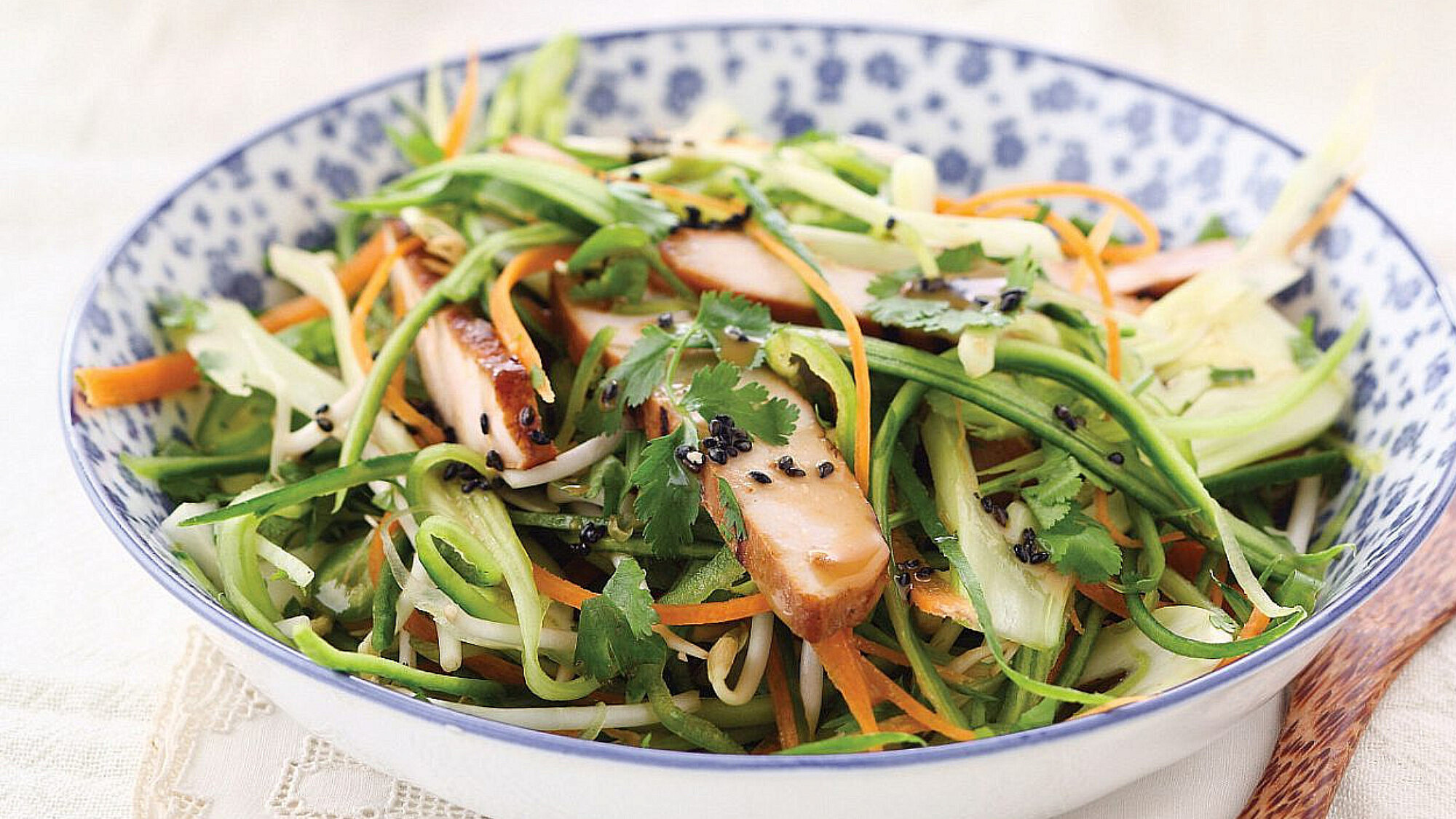 סלט עוף ומלפפונים אסייתי של רות אוליבר | צילום: דן פרץ, סגנון: אוריה גבע