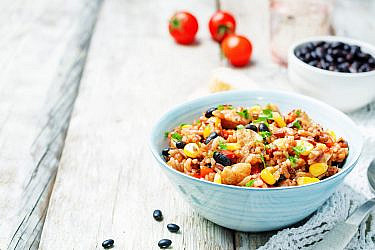 סלט אורז ועוף מקסיקני | צילום: shutterstock