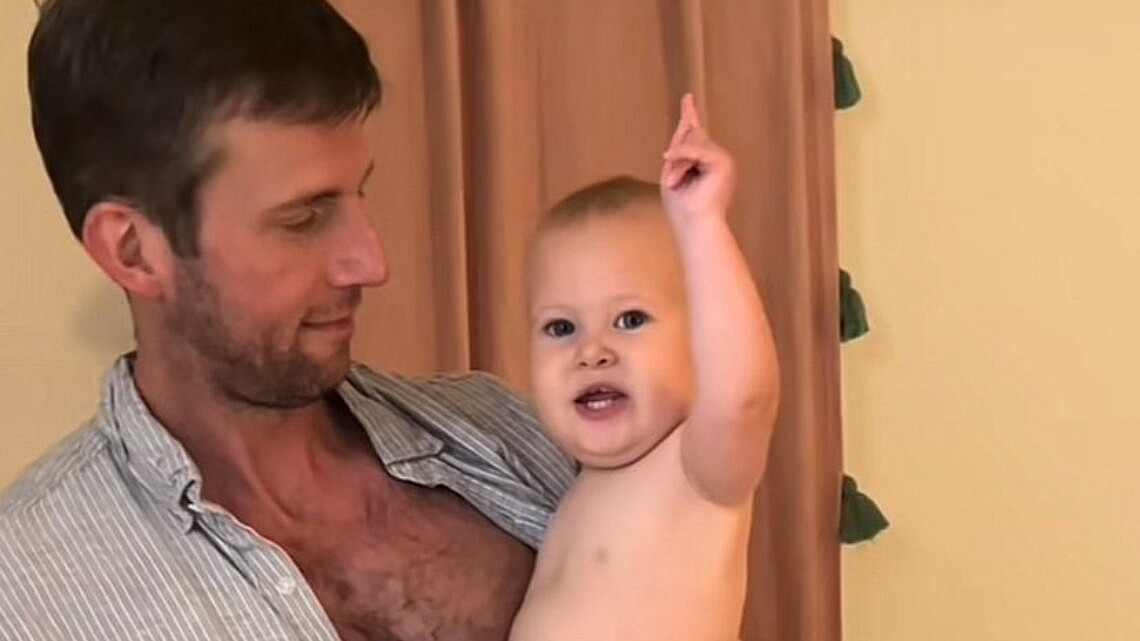 אמרה "אני" והפכה לפרזנטורית. קייט וייס התינוקת הוויראלית ואבא שלה | צילום: טיקטוק