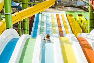 קמיקאזה של ילדים. פארק המים "שפיים" | צילום: גיא סידי Modern Talking