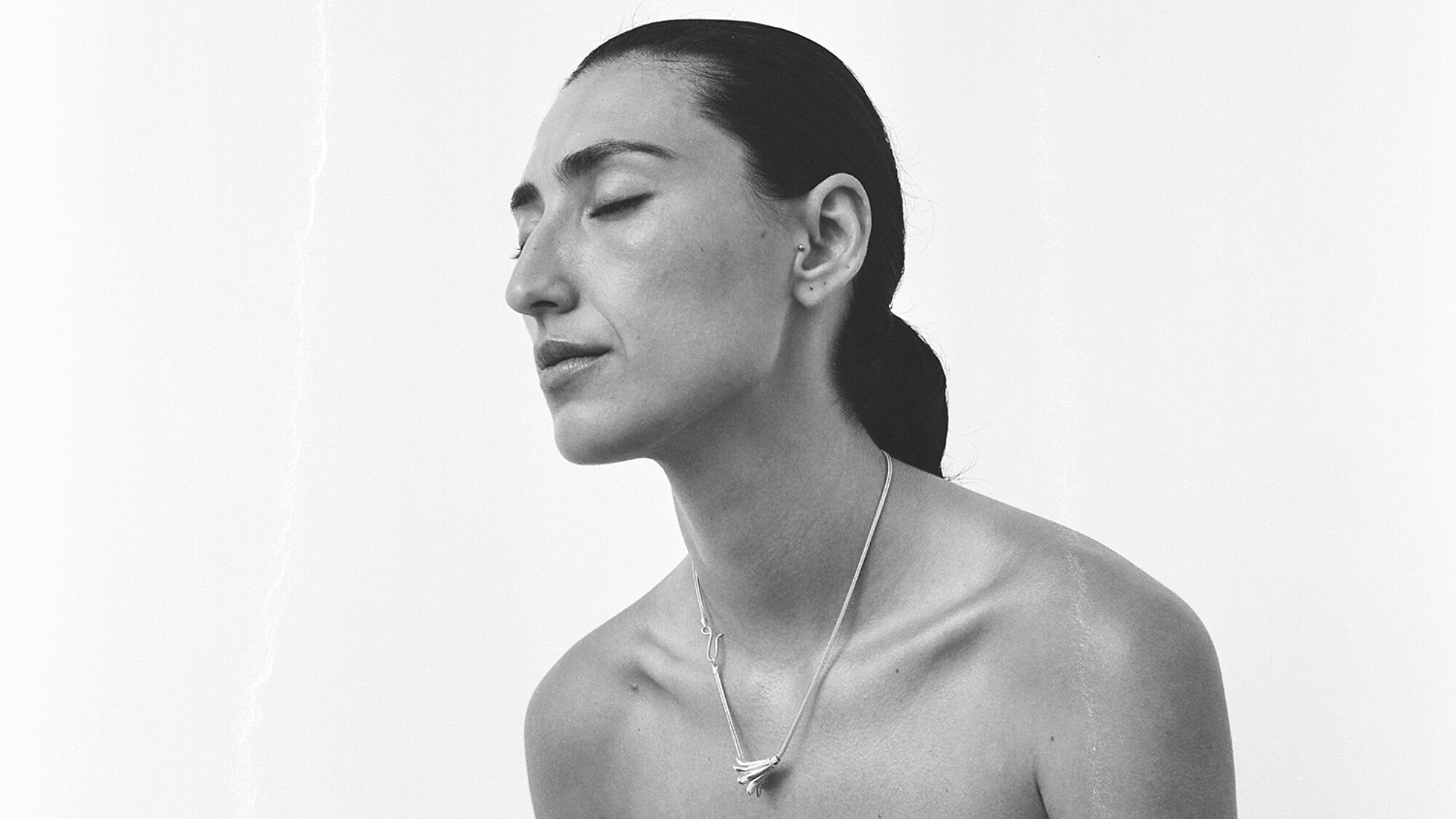 שרשרת Thursday מתוך קולקציית הקפסולה של Born From Rock, מחיר: 850 ש"ח | צילום: דניאלה אבוהב + תומר פייגין שרשרת Thursday מתוך קולקציית הקפסולה של Born From Rock, מחיר: 850 ש"ח | צילום: דניאלה אבוהב + תומר פייגין