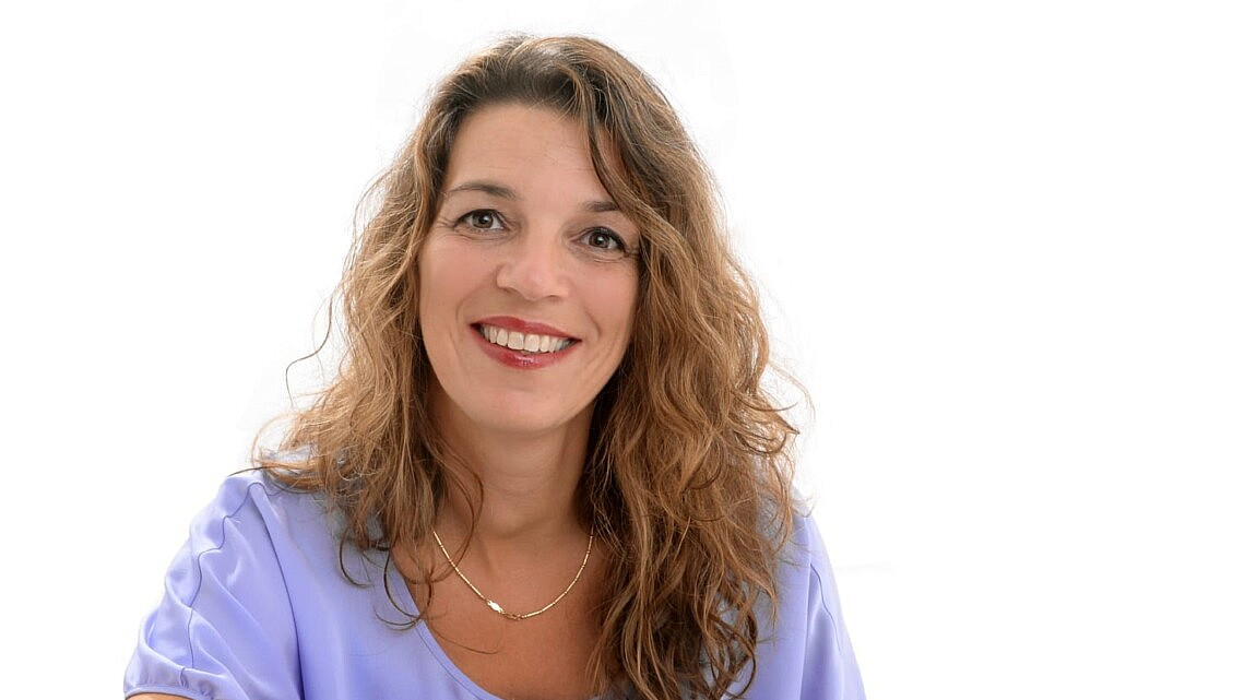 "בנוסף לפגיעה ביכולת ההורים להחזיק במשרות שלהם, ההחלטה הזו תפגע גם בילדים". דנה קוטיק שזיפי | צילום: באדיבות המצולמת