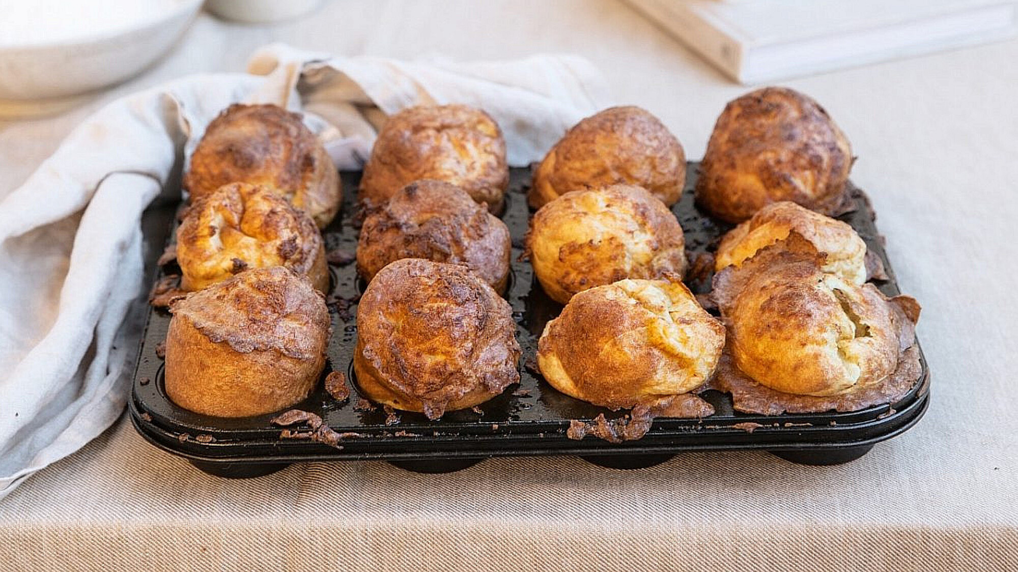 יורקשייר פודינג של שפית שולי וימר | צילום: טל סיון צפורין, סטיילינג: דיאנה לינדר; כלים: רינת בר נצר יורקשייר פודינג של שפית שולי וימר | צילום: טל סיון צפורין, סטיילינג: דיאנה לינדר; כלים: רינת בר נצר