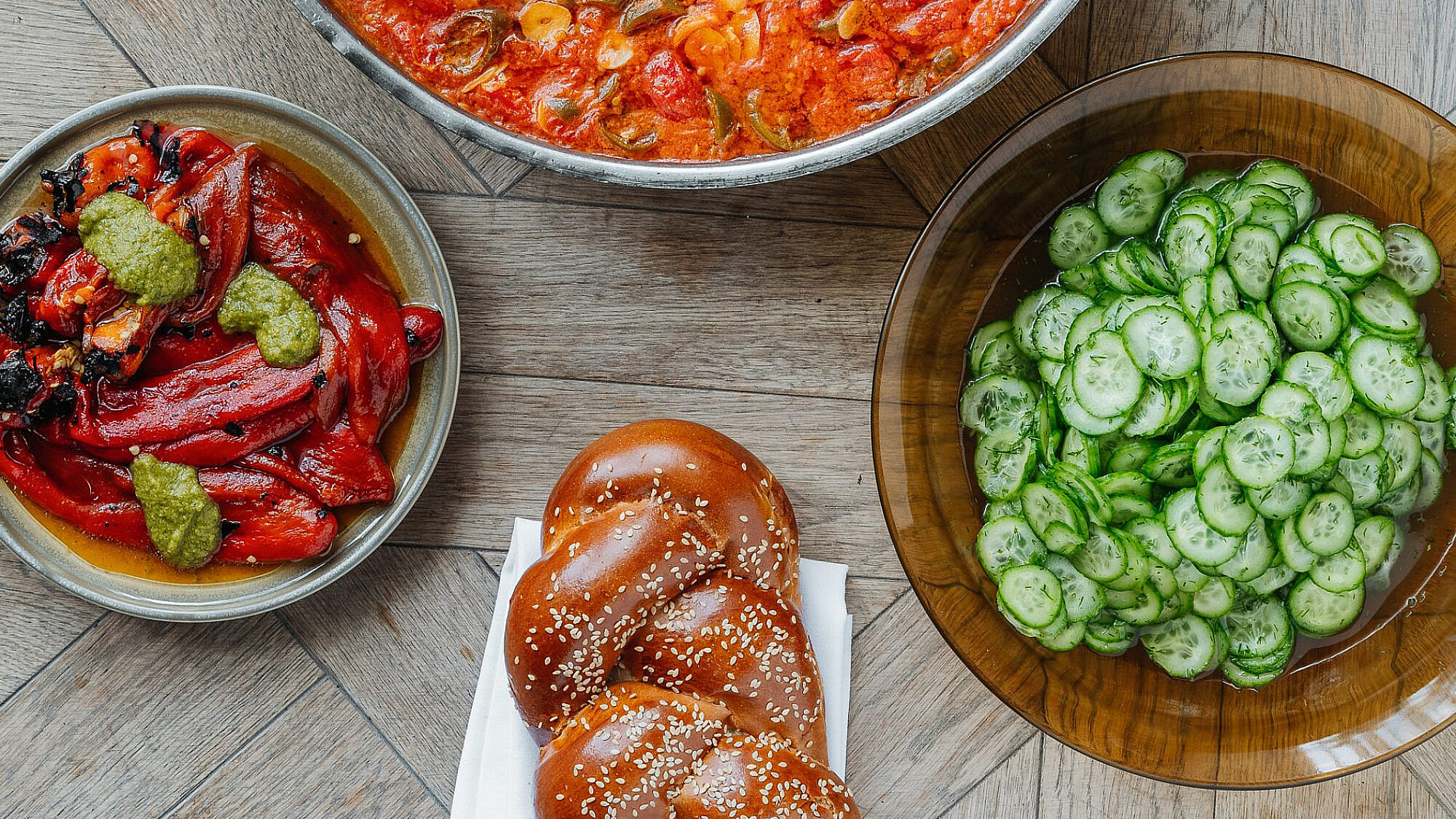 סלטה די פיפינוס – סלט מלפפונים ושמיר של שף נמרוד נורמן | צילום: איתמר גינזבורג