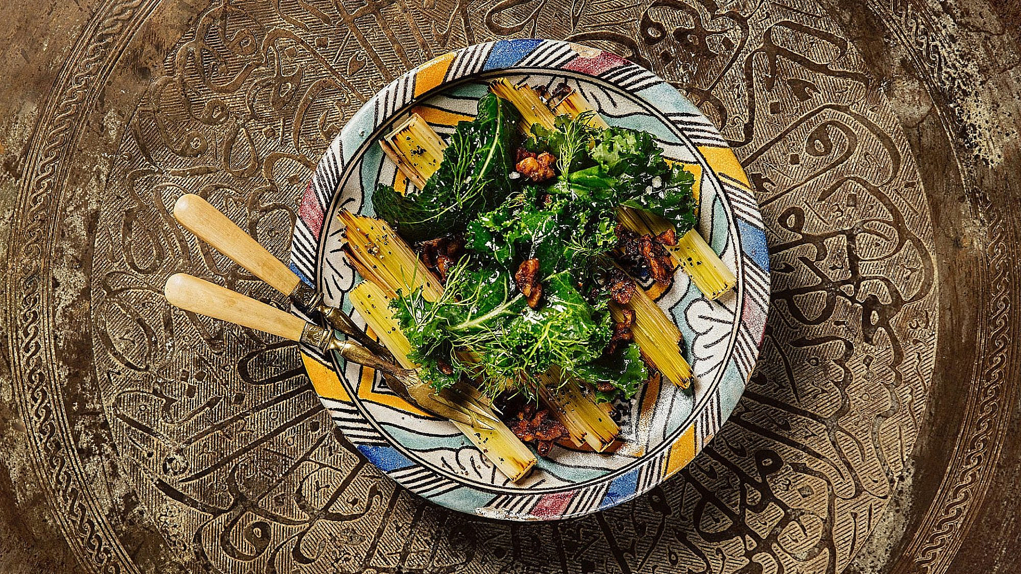 סלא כרשה צלויה ואגוזים מתובלים של שף אורן אסידו | צילום: נועם פריסמן, סטיילינג: עינב רייכנר סלא כרשה צלויה ואגוזים מתובלים של שף אורן אסידו | צילום: נועם פריסמן, סטיילינג: עינב רייכנר