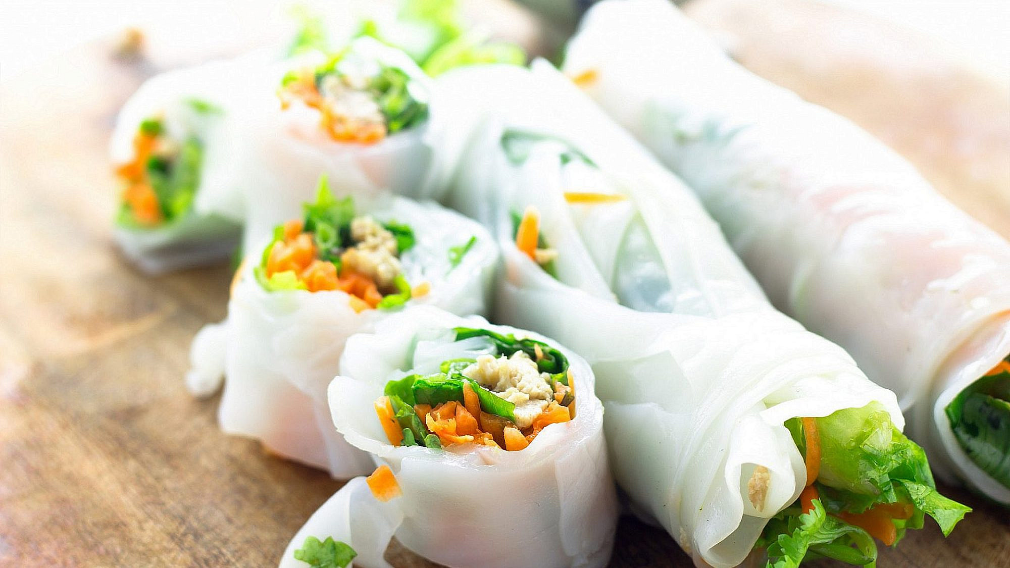 דפי אורז ממולאים בסלט עוף תאילנדי | צילום: shutterstock