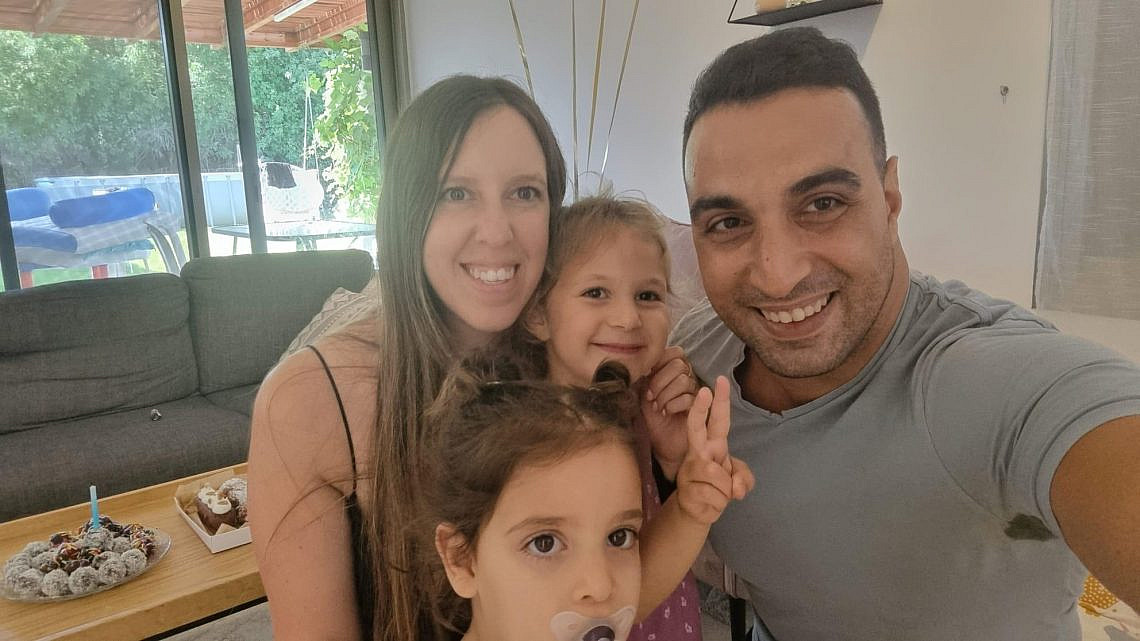 יוני אשר ואשתו דורון והבנות רז ואביב ששוחררו משבי חמאס | צילום: רשתות חברתיות לפי סעיף 27