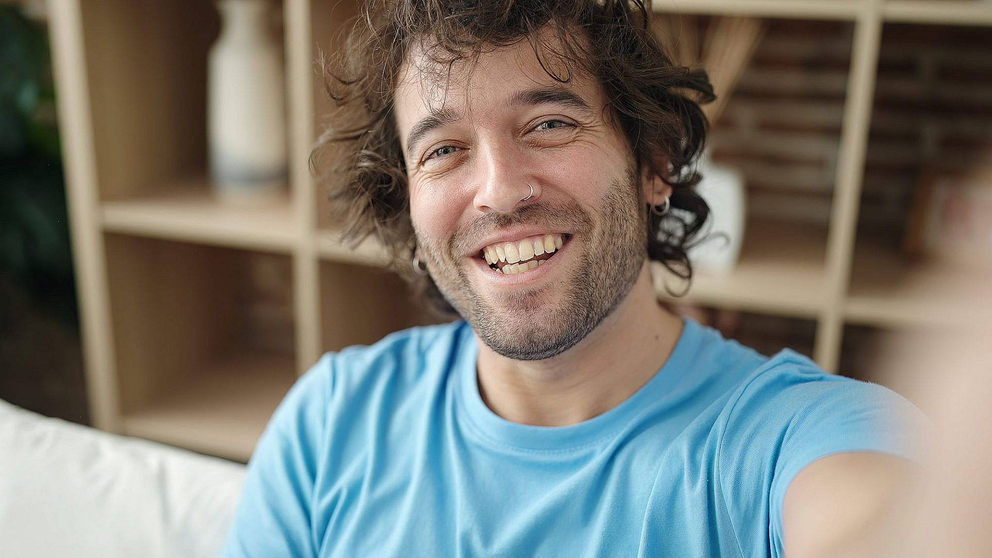 זה באמת אתה מהתמונה? השקרים שמוכרים לנו באפליקציות ההיכרויות | צילום: Freepik