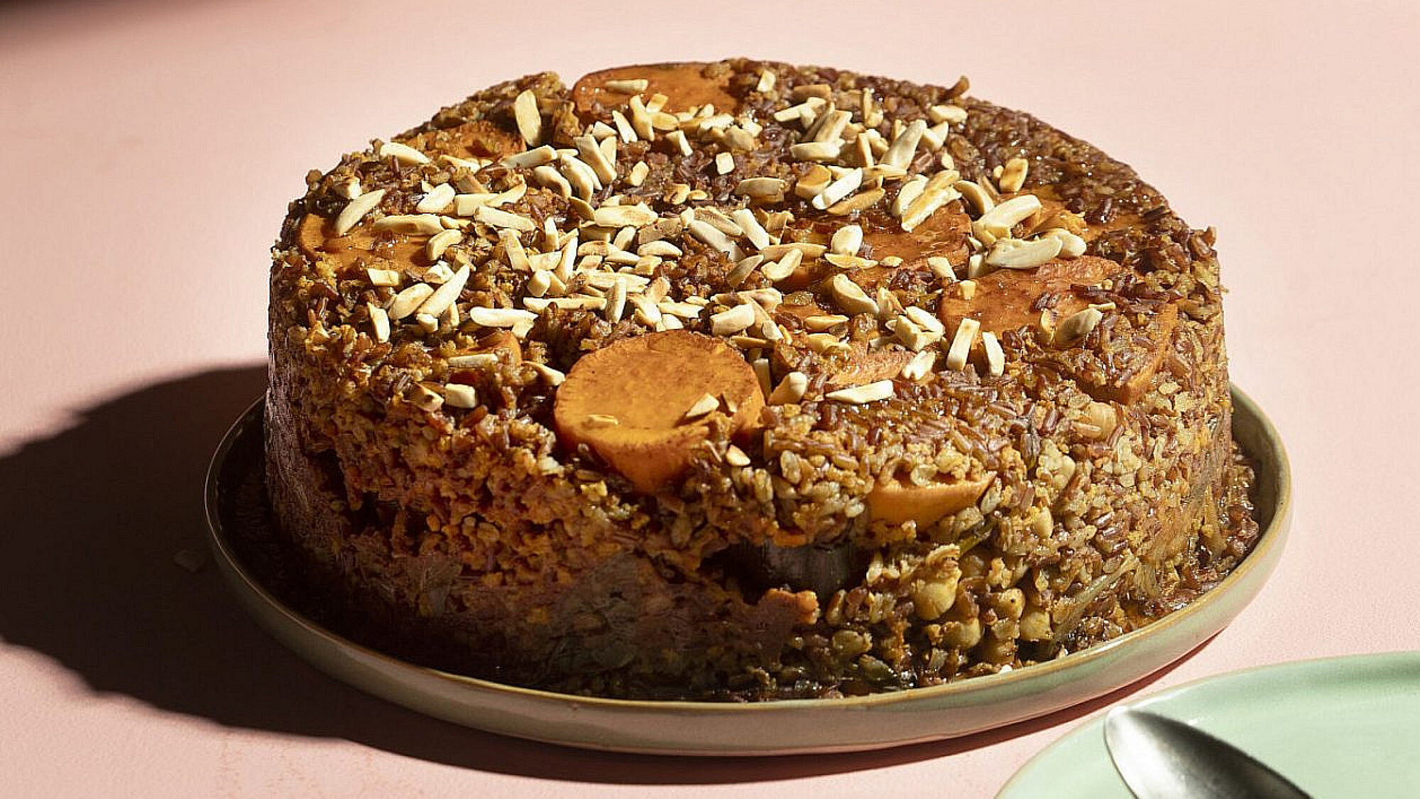 מקלובה אורז אדום, חצילים ובטטות של זהר לוסטיגר בשן | צילום: דניאל לילה, סטיילינג: עמית פרבר