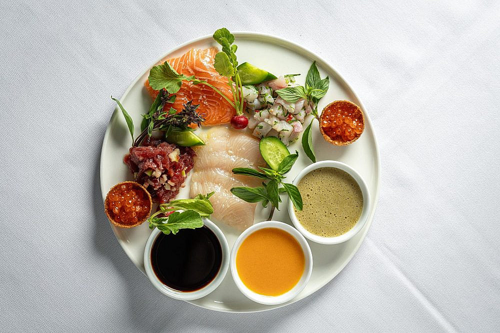 דבר אלי בדגים, אהובי. צלחת דגים זוגית בפאסטל | צילום: אסף קרלה