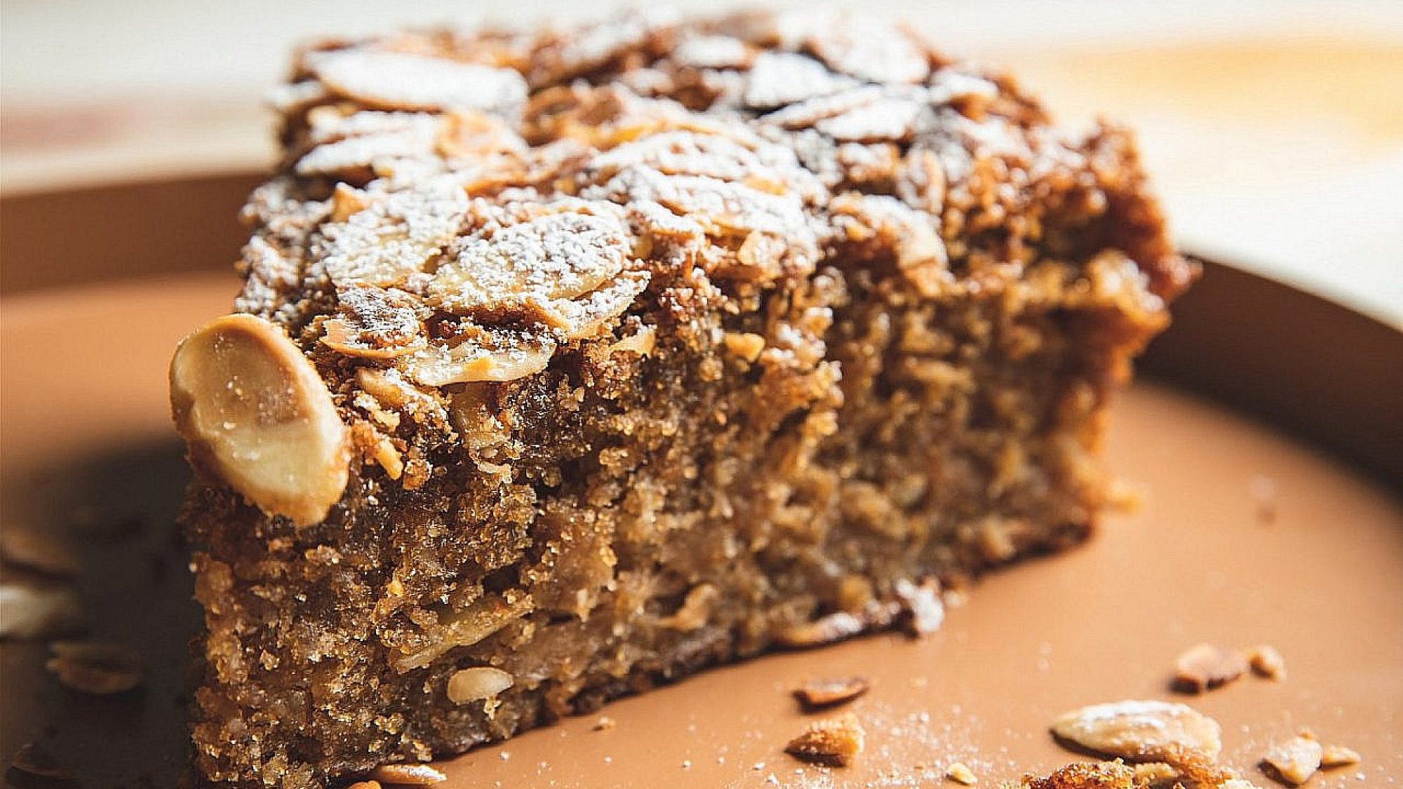 עוגת תפוחים וקוקוס של קונדיטור מורן גיל | צילום: שני בריל, סגנון: מרב סריג