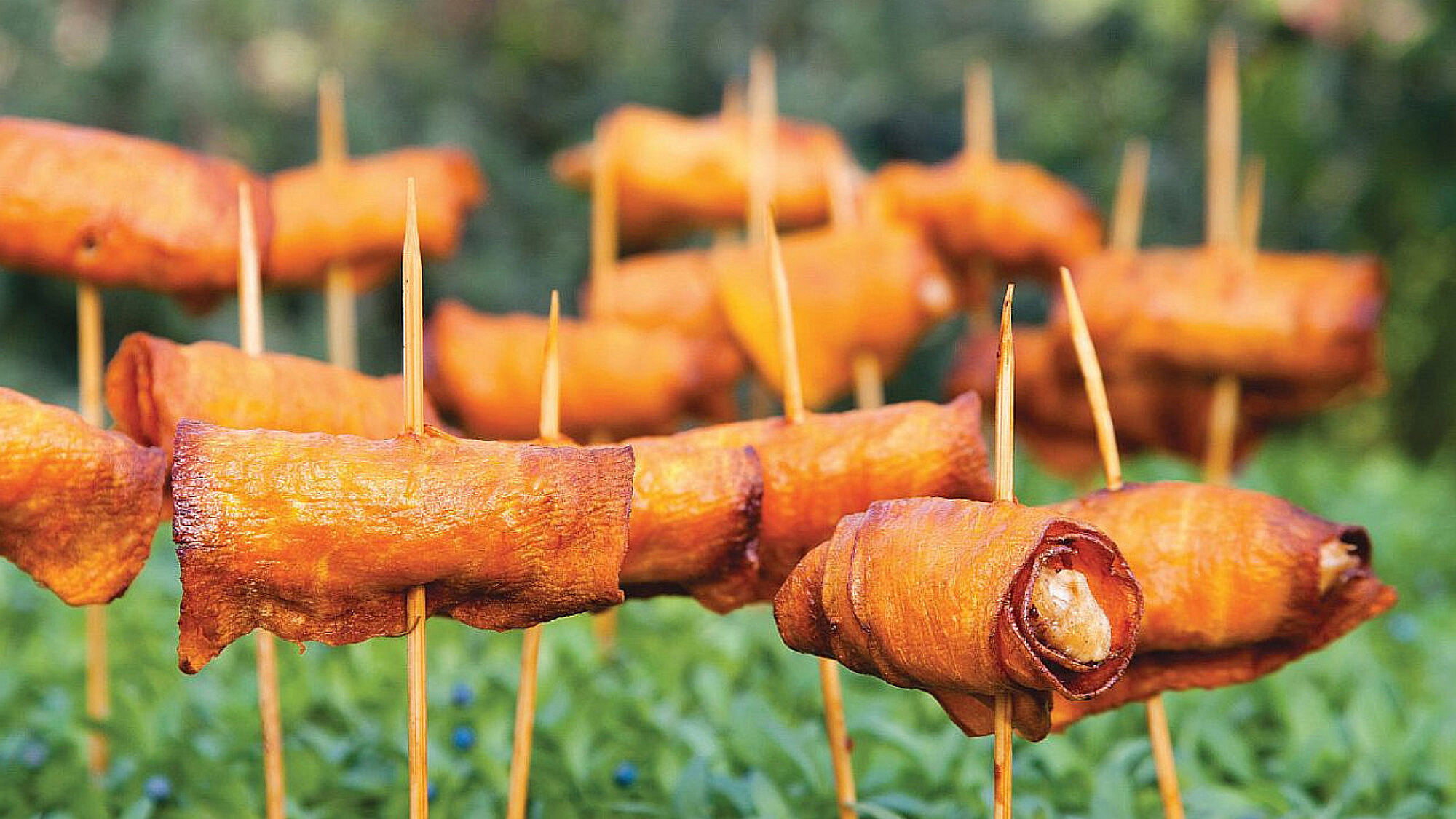 שיפודי עוף עטופים בקריספי בטטה של קייטרינג טעם וצבע | צילום: דניאל לילה), סטיילינג: אורי שביט שיפודי עוף עטופים בקריספי בטטה של קייטרינג טעם וצבע | צילום: דניאל לילה), סטיילינג: אורי שביט