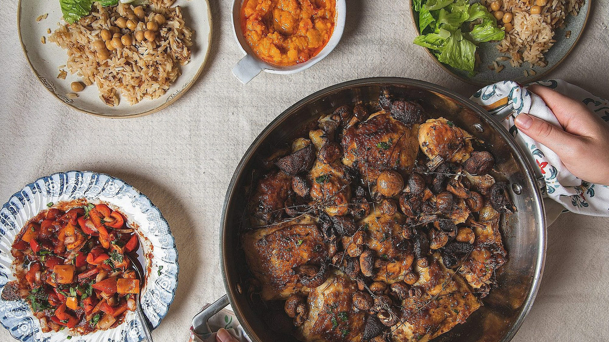 עוף בפטריות של אורלי פלאי-ברונשטיין | צילום: שני בריל עוף בפטריות של אורלי פלאי-ברונשטיין | צילום: שני בריל