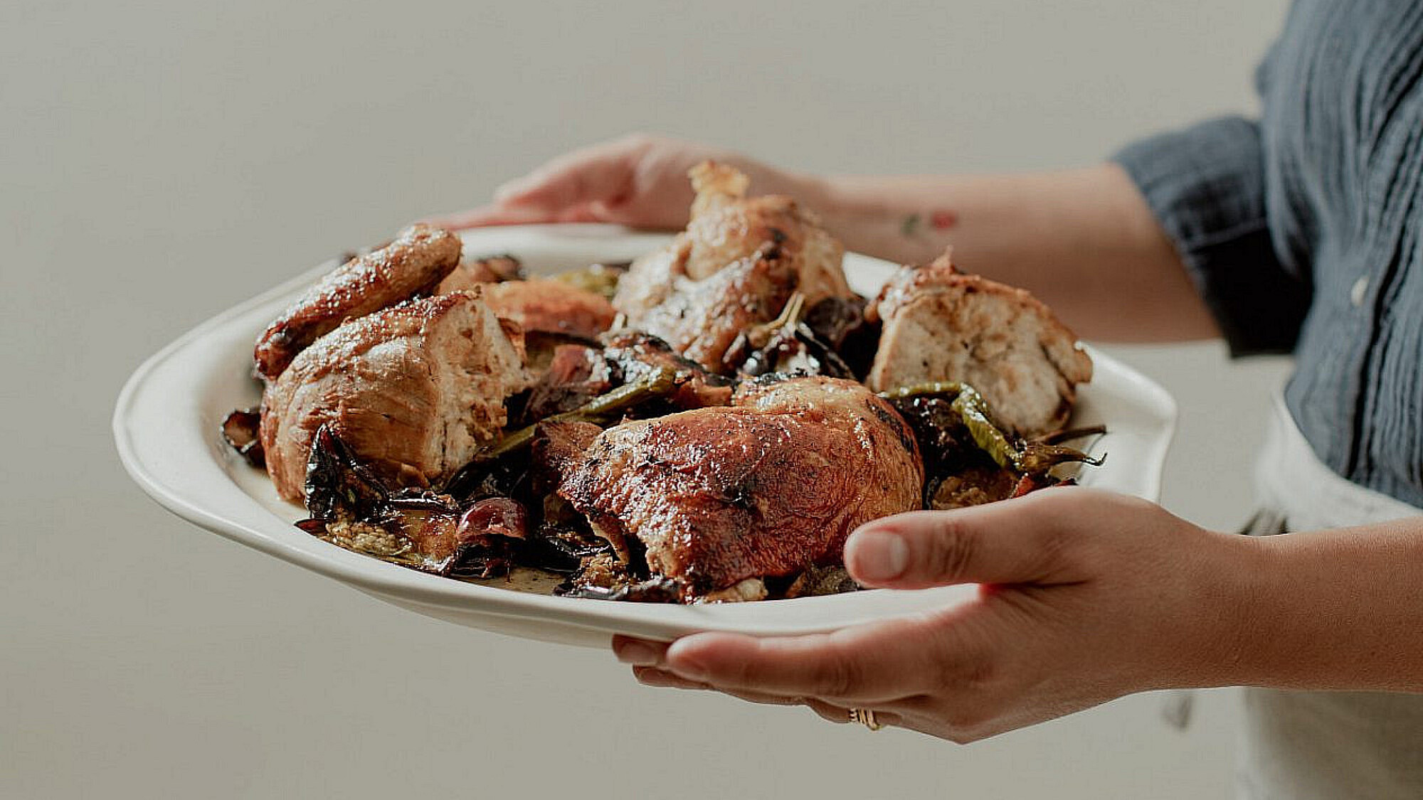 עוף קונפי חצילים ותמרים עם קוסקוס של רינת צדוק | צילום: שני בריל, סטיילינג: אינה גוטמן