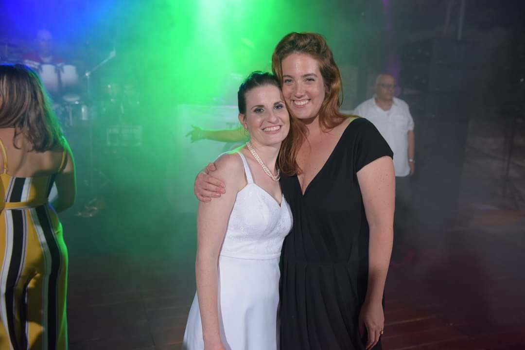 שירי ביבס ביום חתונתה לצד בת דודתה יפעת זיילר-פז | צילום: באדיבות המשפחה