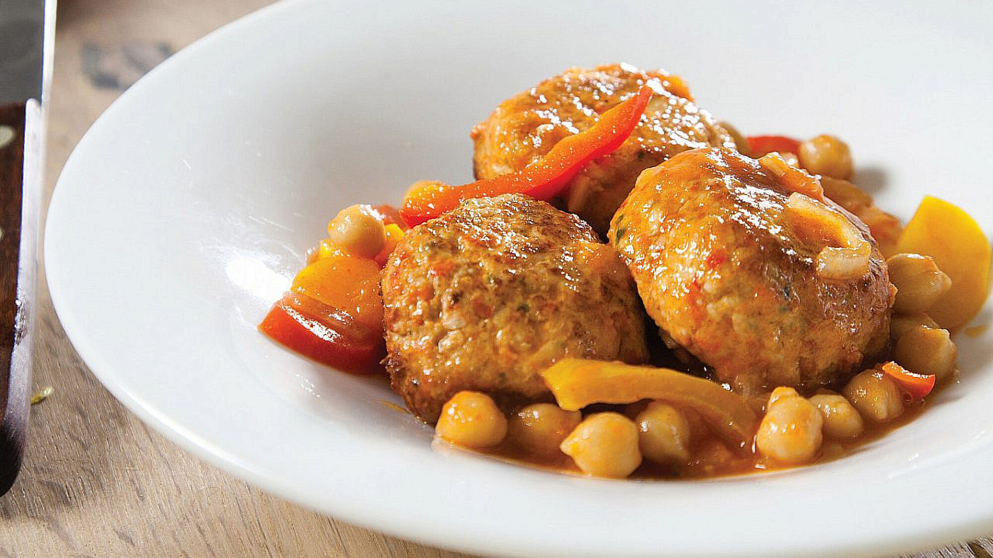 קציצות עוף ופלפל קלוי ברוטב פלפלים וחומוס של עופרי זוטא. סטיילינג: טליה אסיף | צילום: דניאל לילה