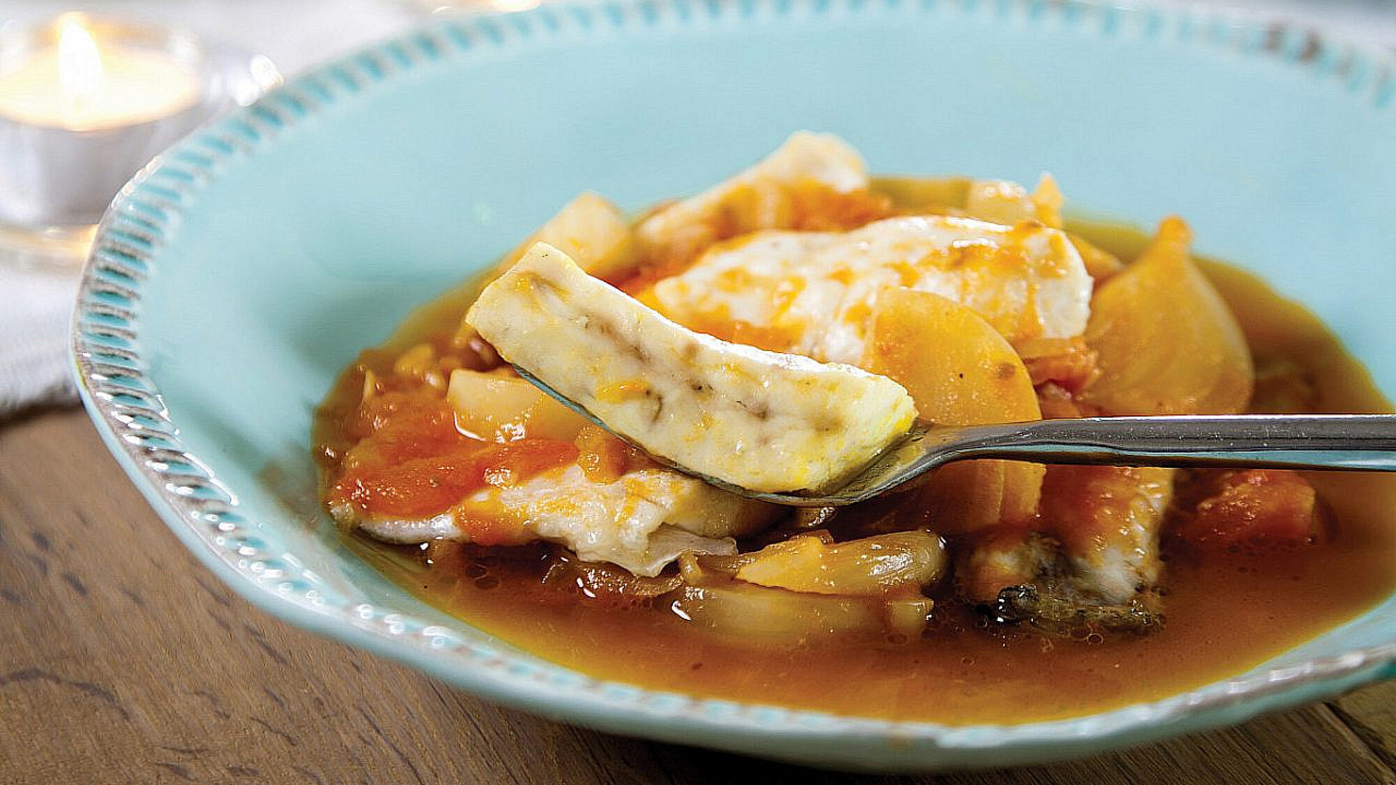 דג ברוטב עגבניות ושומר | צילום: דן לב, סטיילינג: טליה אסיף דג ברוטב עגבניות ושומר | צילום: דן לב, סטיילינג: טליה אסיף