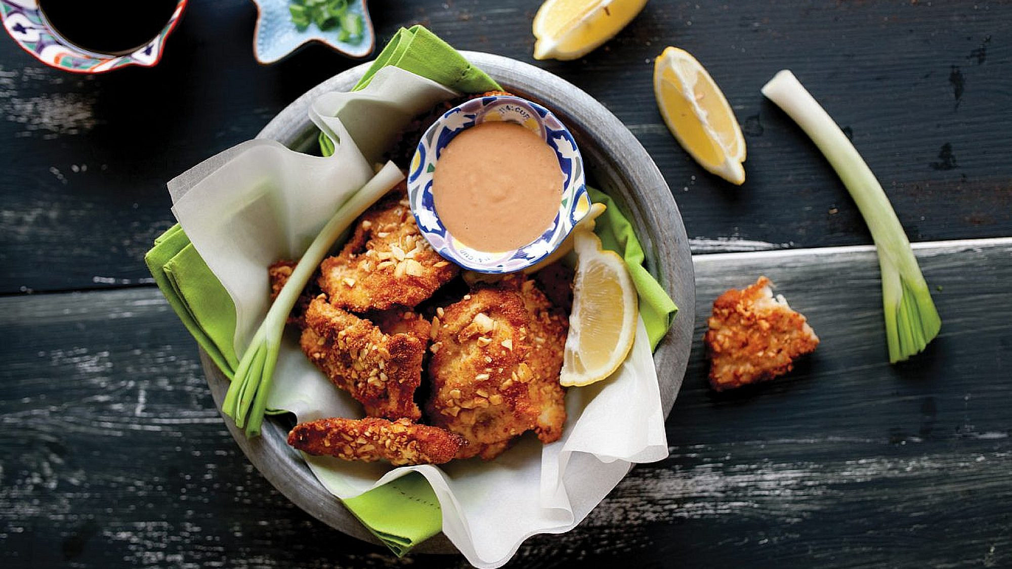 עוף בציפוי קראנצ'י עם רוטב חמאת בוטנים שלאורלי פלאי-ברונשטיין | צילום: דניאל לילה, סגנון: עמית פרבר עוף בציפוי קראנצ'י עם רוטב חמאת בוטנים שלאורלי פלאי-ברונשטיין | צילום: דניאל לילה, סגנון: עמית פרבר