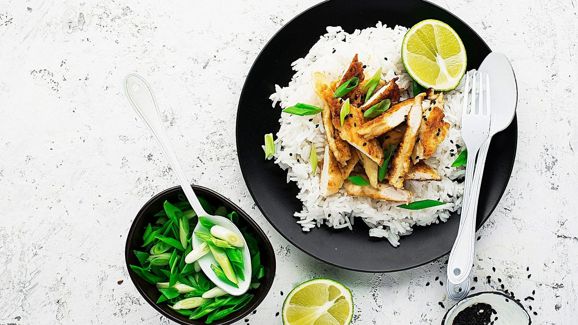 עוף מוקפץ בזיגוג סויה וטחינה של אורלי פלאי־ברונשטין | צילום: shutterstock