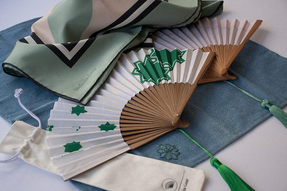 מניפות ומטפחות של סטפניה גור, ניתן להשיג ביריד ABOUT US | צילום: יעל גל