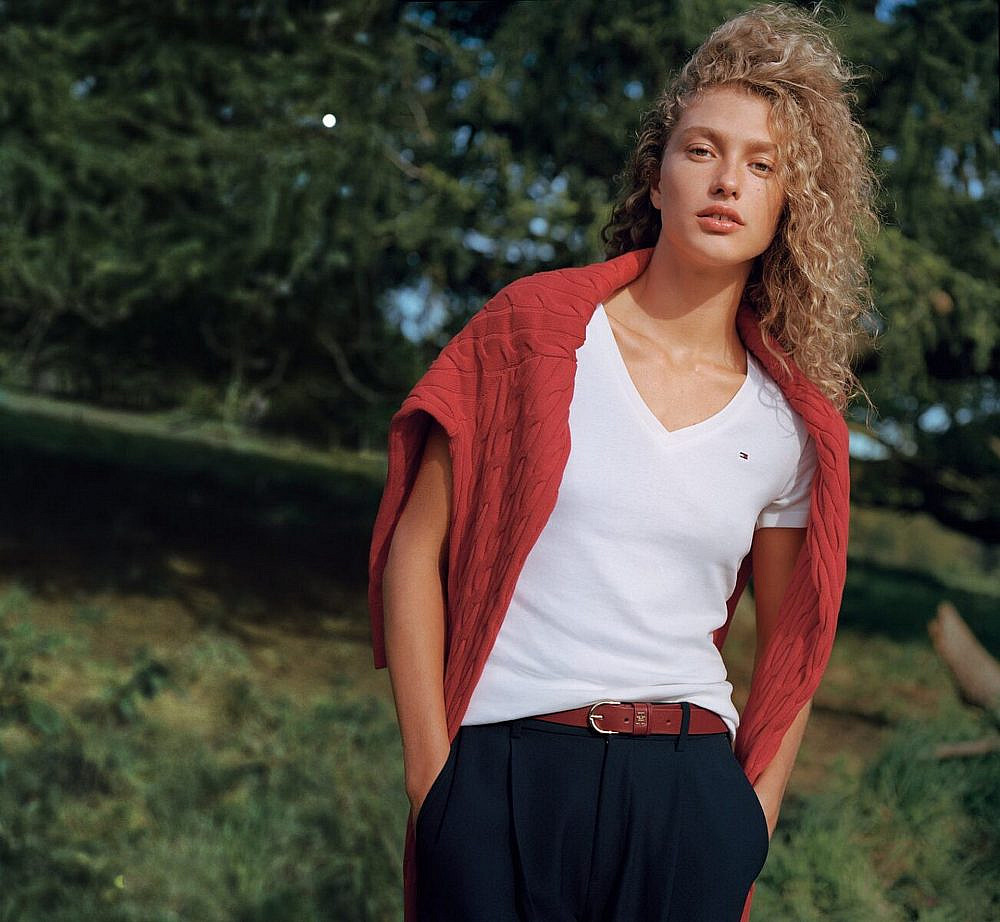 דורית רבליס בקמפיין סתיו-חורף 2024-25 של טומי הילפיגר. חולצה 249 ש&quot;ח, סריג 749 ש&quot;ח, מכנסיים 849 ש&quot;ח | צילום: באדיבות המותג לפקטורי 54