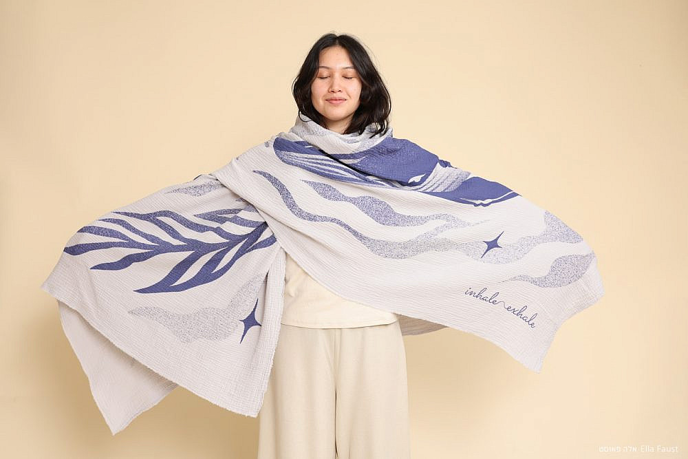 שאל מודפס של INHALE EXHALE, ניתן להשיג ביריד ABOUT US | צילום: אלה פאוסט