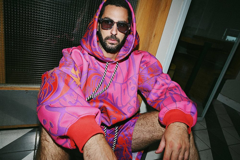 סוויטשירט לפנתאון של JOR-D, ניתן להשיג ביריד ABOUT US | צילום: ערן לוי