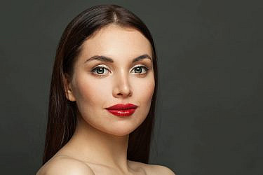 ישר לתיק איפור. טינט שווה לשפתיים ועוד ממתקי טיפוח | צילום: GettyImages