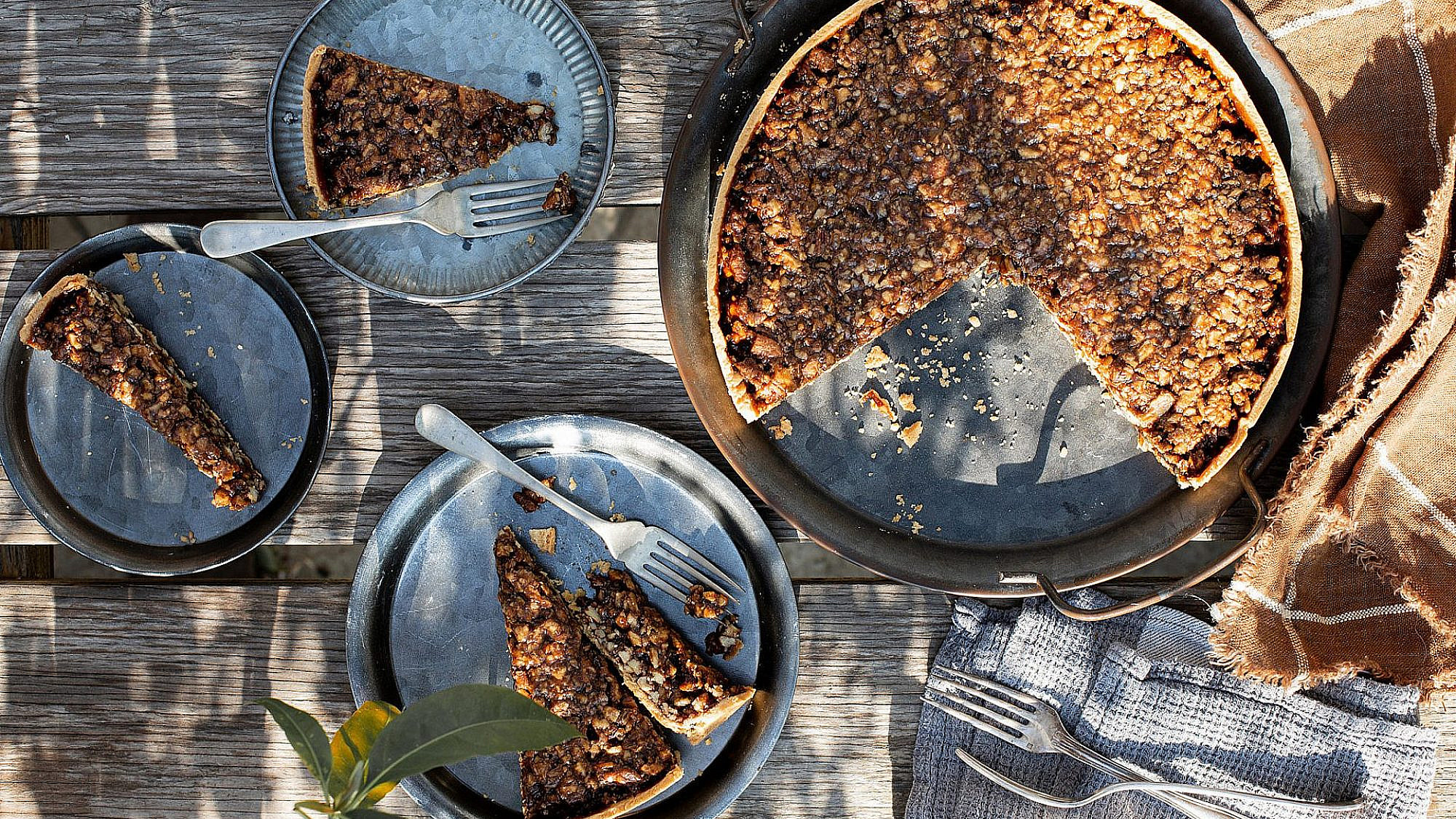 טארט פקאן טבעוני של אריה קסטיאל ודורון גרונוביץ' (האחים) | צילום: אפרת לוזונוב; סטיילינג: עינב רייכנר