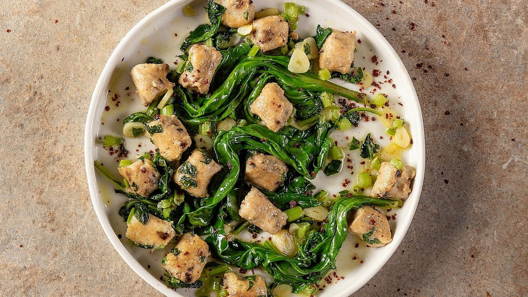 ניוקי כרובית וזיתים עם מנגולד של רינת צדוק | צילום: שני בריל