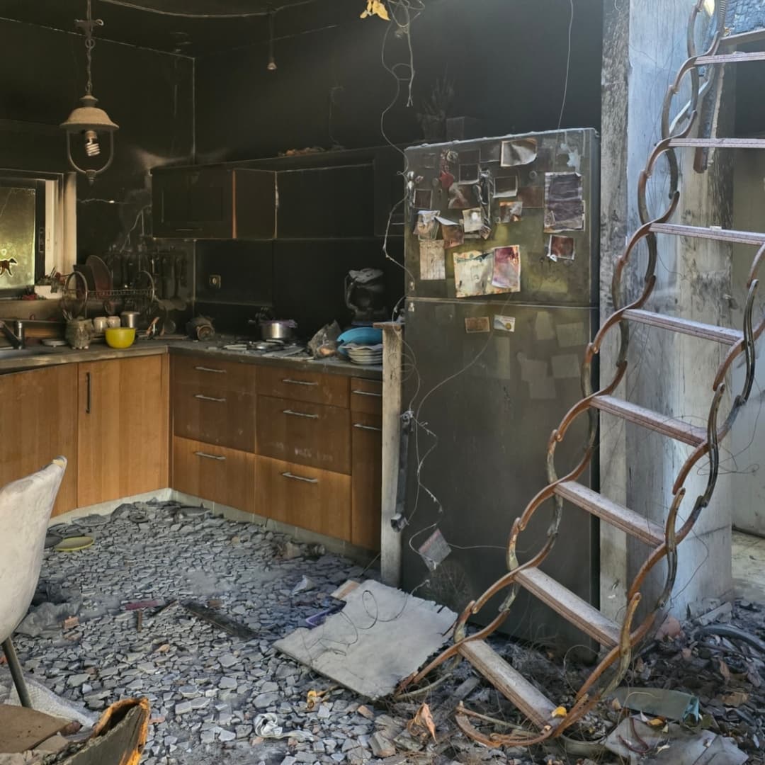 רותם סלע וחנוך דאום בין ההריסות בקיבוץ בארי | צילום: אינסטגרם rotemsela1@