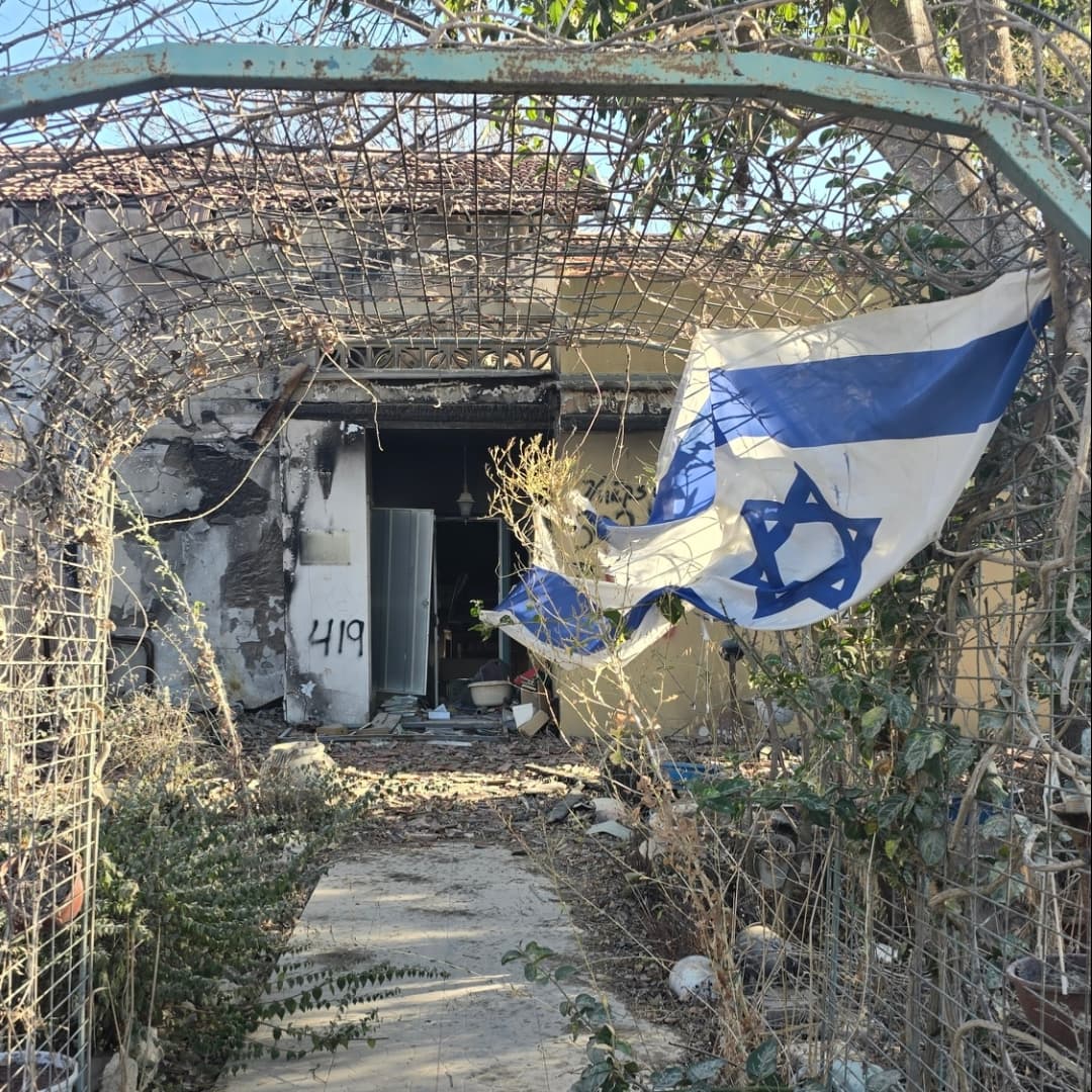 רותם סלע וחנוך דאום בין ההריסות בקיבוץ בארי | צילום: אינסטגרם rotemsela1@