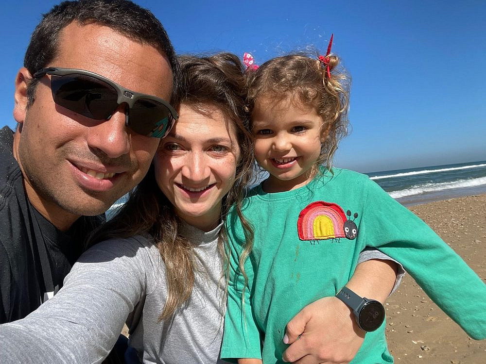 תומר גרינברג ז&quot;ל עם אשתו אשירה ובתו | צילום: באדיבות המשפחה