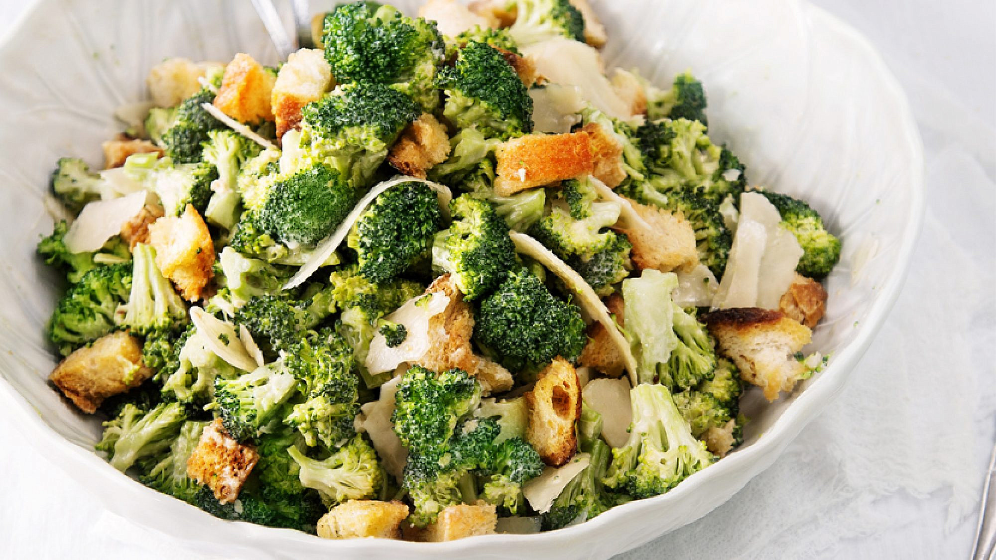 ברוקולי סיזר | צילום: שרית גופן, סגנון: אינה גוטמן ברוקולי סיזר | צילום: שרית גופן, סגנון: אינה גוטמן