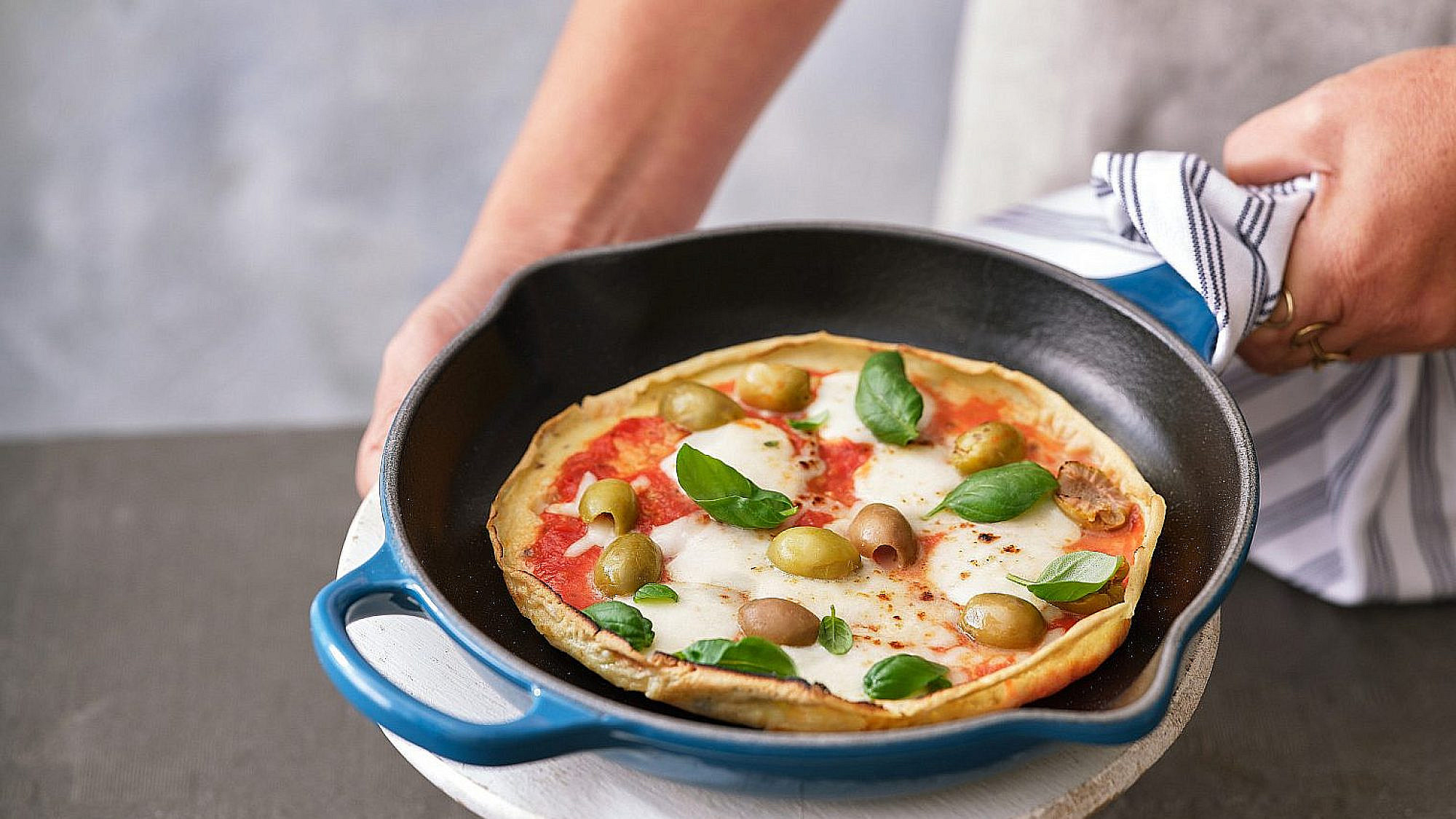 פיצה קרפ זיתים במחבת של בת חן דיאמנט | צילום: אנטולי מיכאלו, סטיילינג: ענת לבל פיצה קרפ זיתים במחבת של בת חן דיאמנט | צילום: אנטולי מיכאלו, סטיילינג: ענת לבל