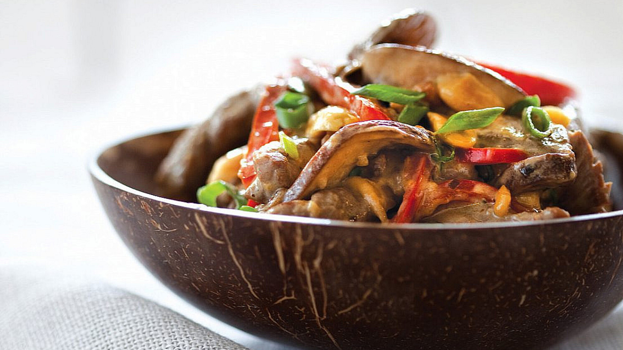 תבשיל סינטה ופטריות ברוטב בוטנים וקוקוס של רות אוליבר | צילום: דן לב, סטיילינג: טליה אסיף