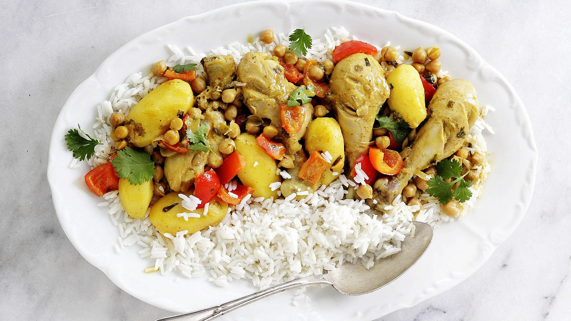 עוף עם פלפלים וחומוס בקארי צהוב | צילום: דניה ויינר, סגנון: אוריה גבע