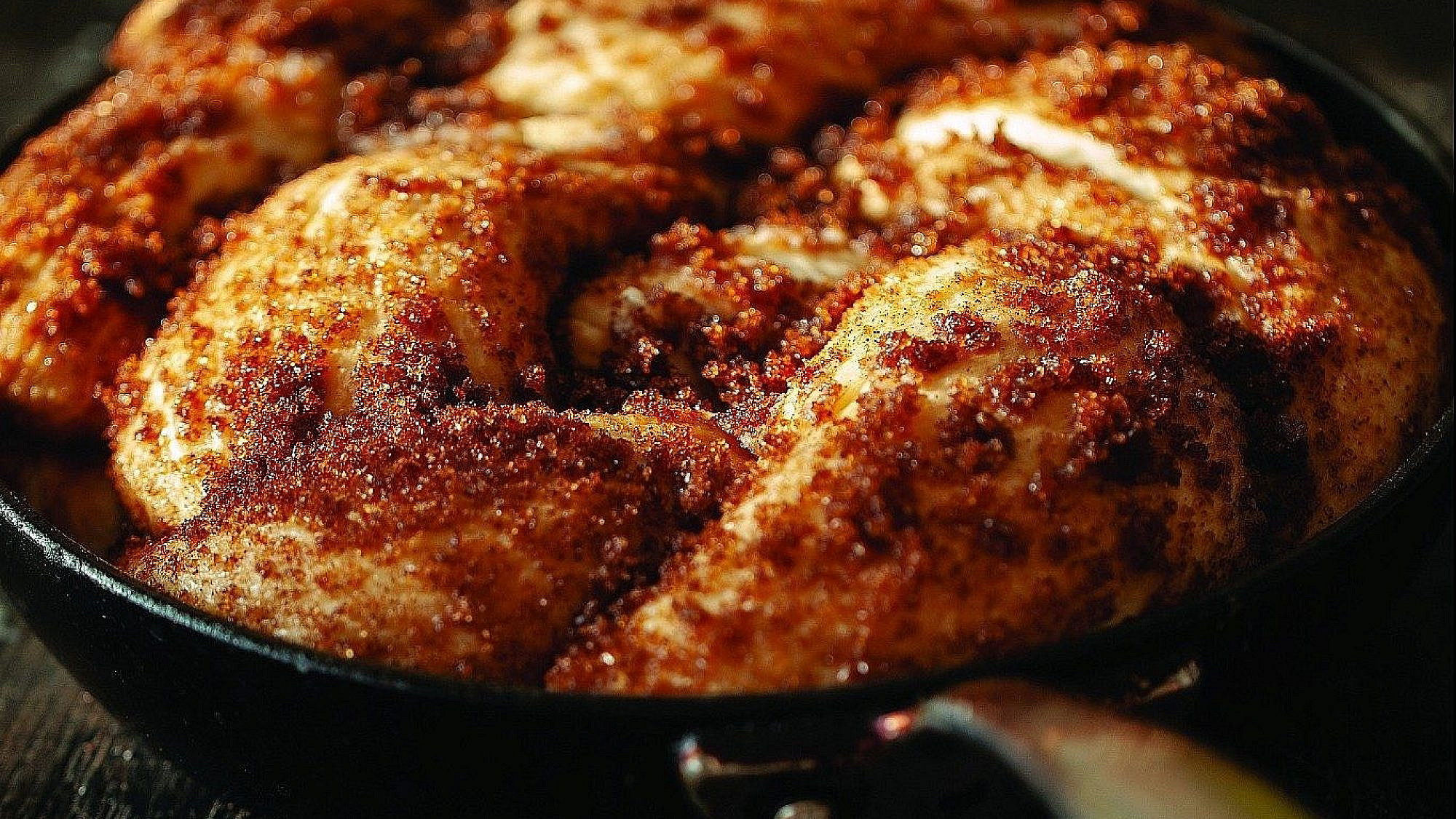 לחם מחבת עם קינמון ומייפל של רותי רוסו | צילום: זוהר רון, סטיילינג: עמית פרבר