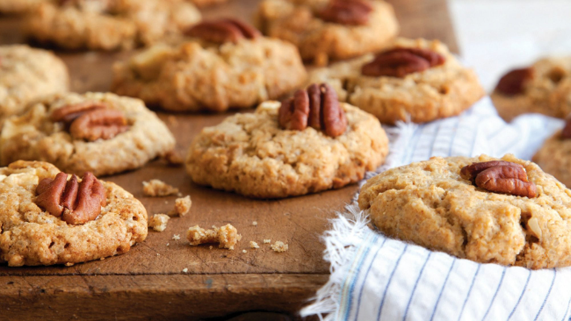 עוגיות שיבולת שועל, תפוחים ואגוזי פקאן | צילום: דן לב, סגנון: אוריה גבע עוגיות שיבולת שועל, תפוחים ואגוזי פקאן | צילום: דן לב, סגנון: אוריה גבע