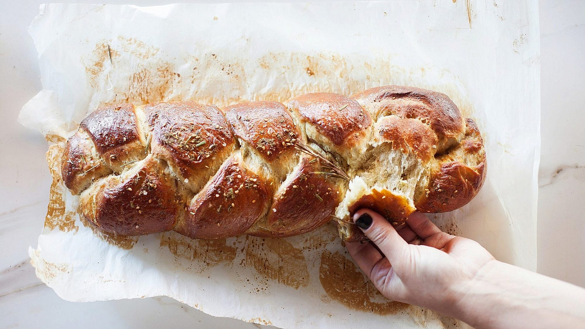 חלת פרעצל ממולאת בקשקבל וזעתר | צילום: דניאל לילה חלת פרעצל ממולאת בקשקבל וזעתר | צילום: דניאל לילה