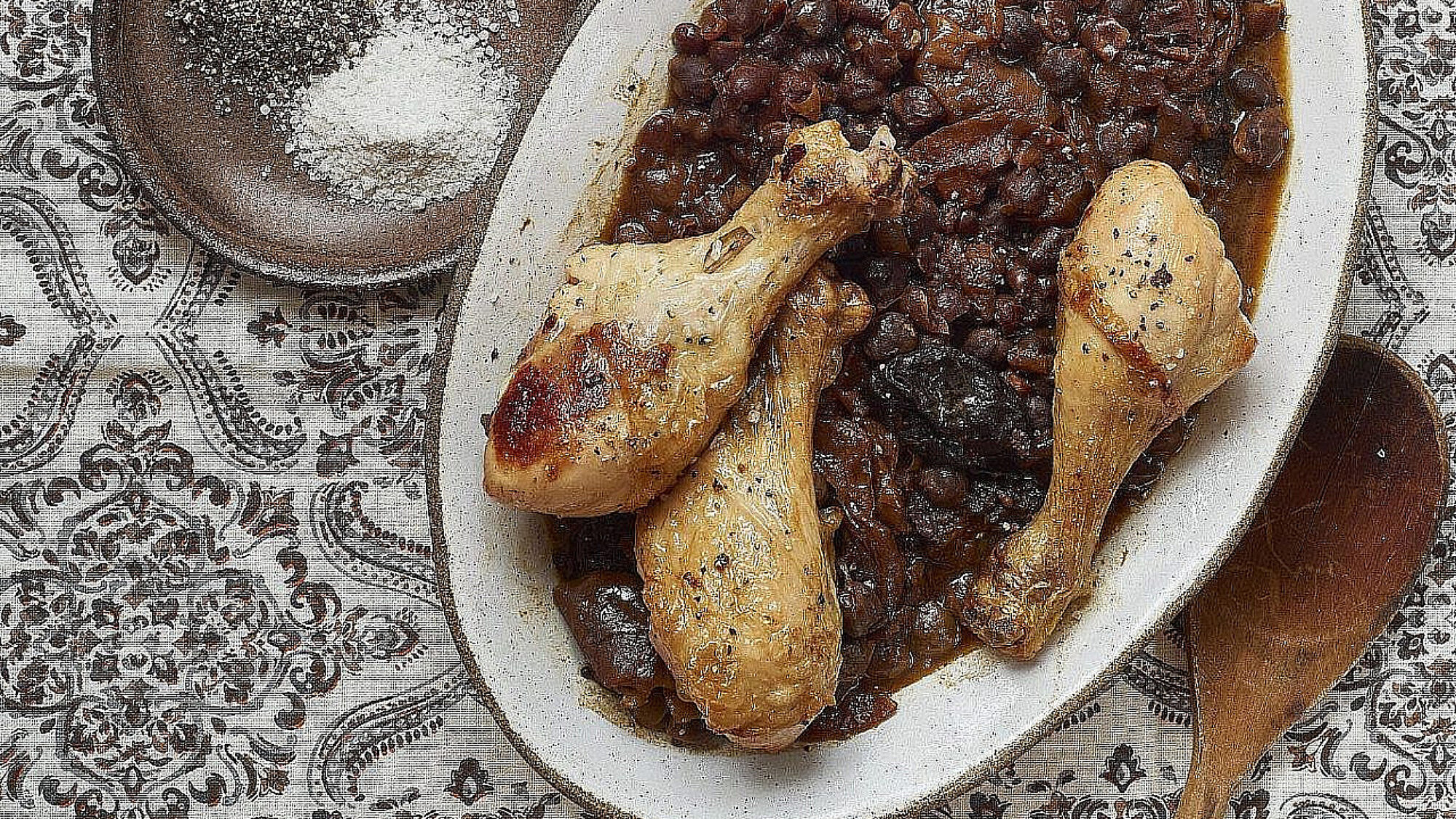 עוף עם שורשים, חומוס ושזיפים של שף יהונתן בורוביץ' | צילום: דור קדמי