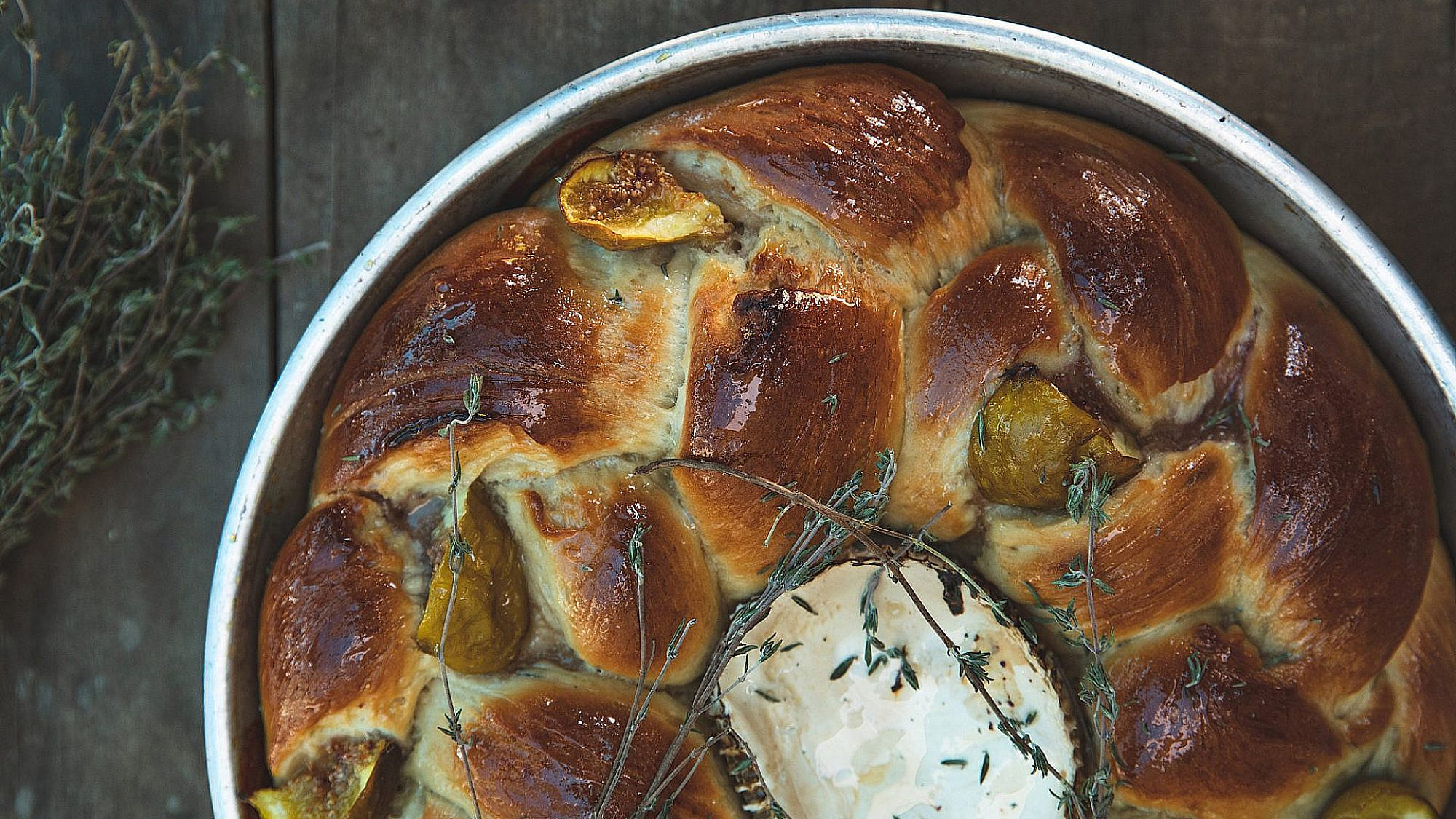 חלת תאנים, דבש וגבינת בושה של ארז | צילום: שני בריל