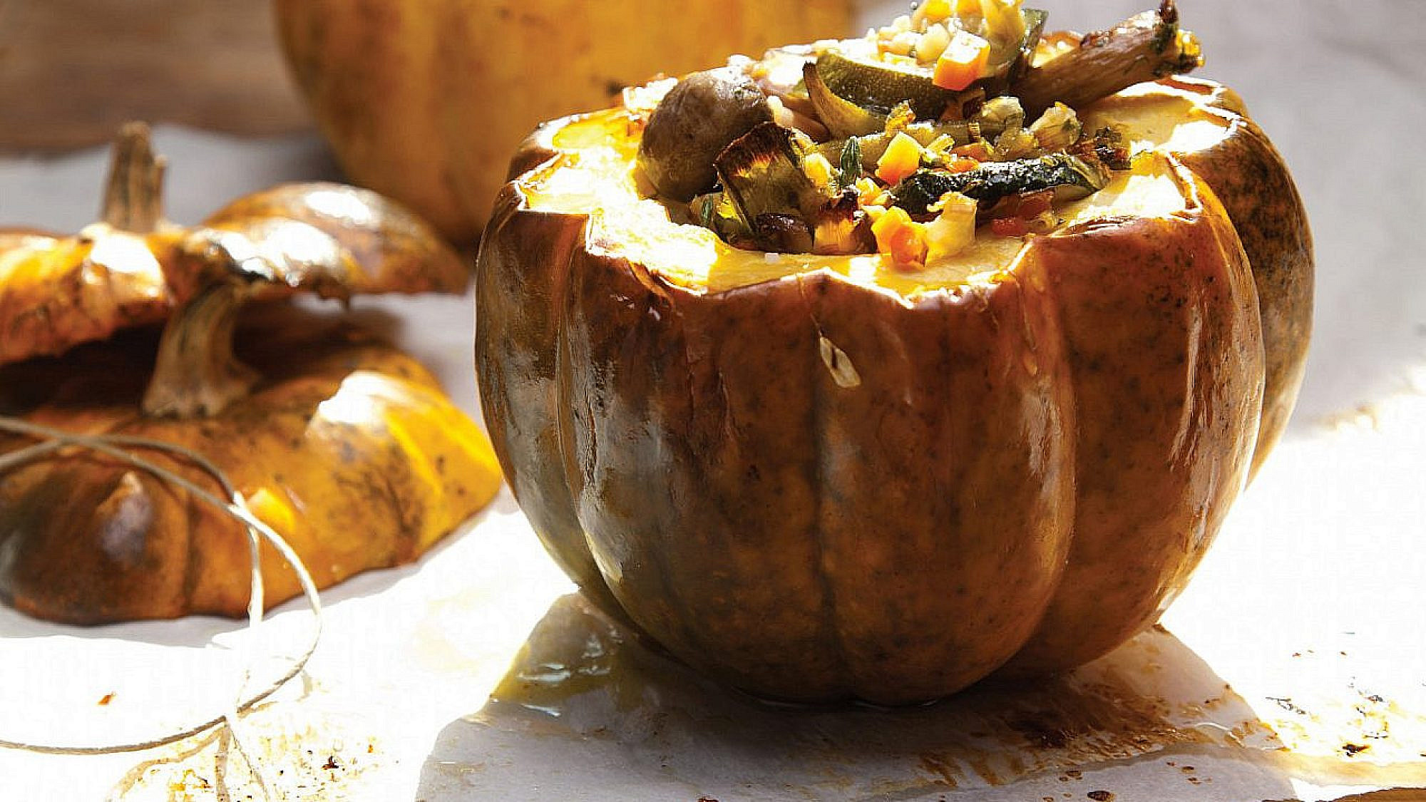 ראגו צמחוני עם כרישה מעושנת ופטריות בשרניות, שמגישים בתוך דלעות ערמונים אפויות של שף דייוויד פרנקל | צילום: דן לב, סטיילינג: דלית רוסו ראגו צמחוני עם כרישה מעושנת ופטריות בשרניות, שמגישים בתוך דלעות ערמונים אפויות של שף דייוויד פרנקל | צילום: דן לב, סטיילינג: דלית רוסו