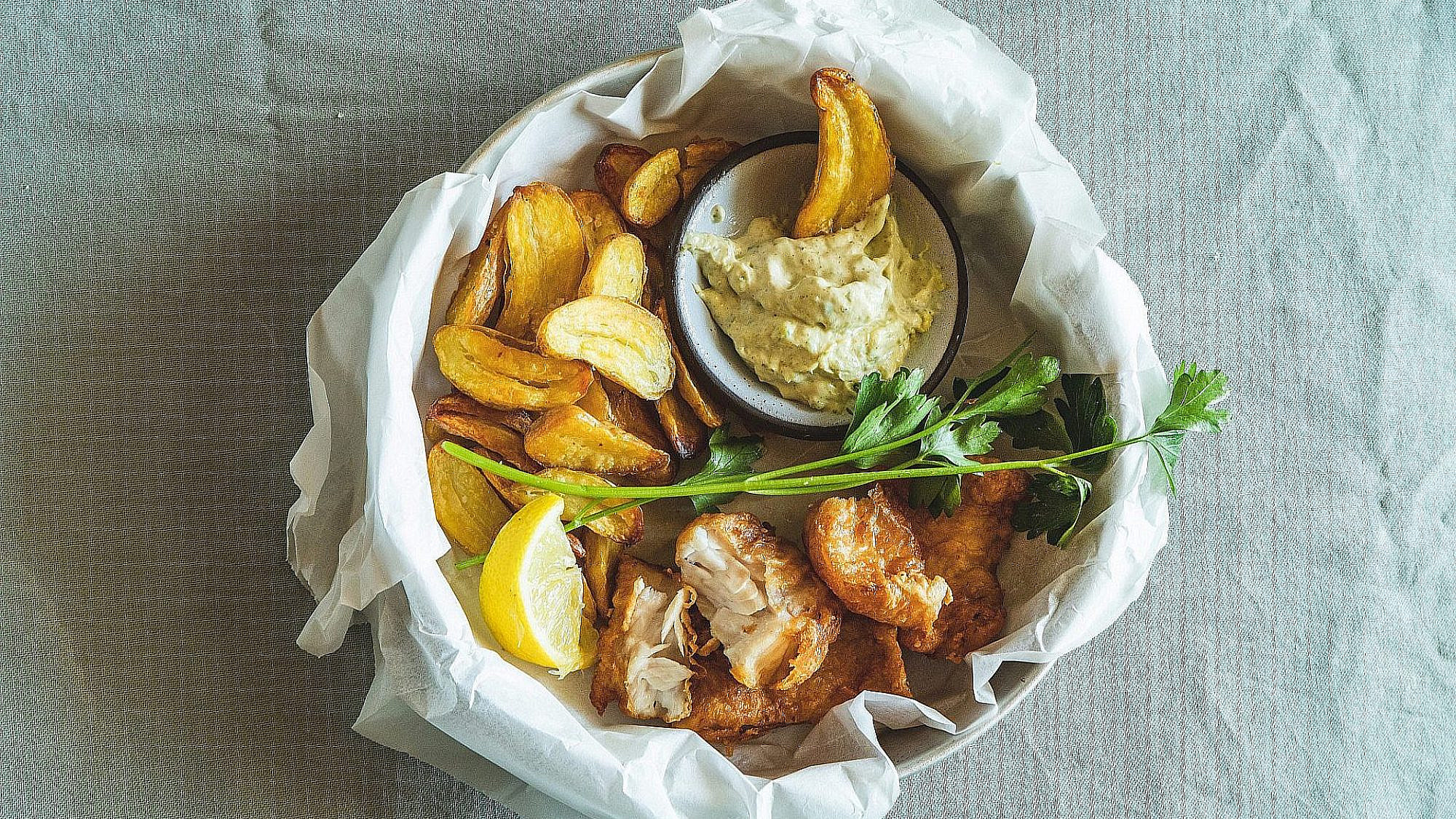 פיש אנד צ'יפס באיולי עלי גפן של מיכל חביביאן | צילום: שני בריל פיש אנד צ'יפס באיולי עלי גפן של מיכל חביביאן | צילום: שני בריל