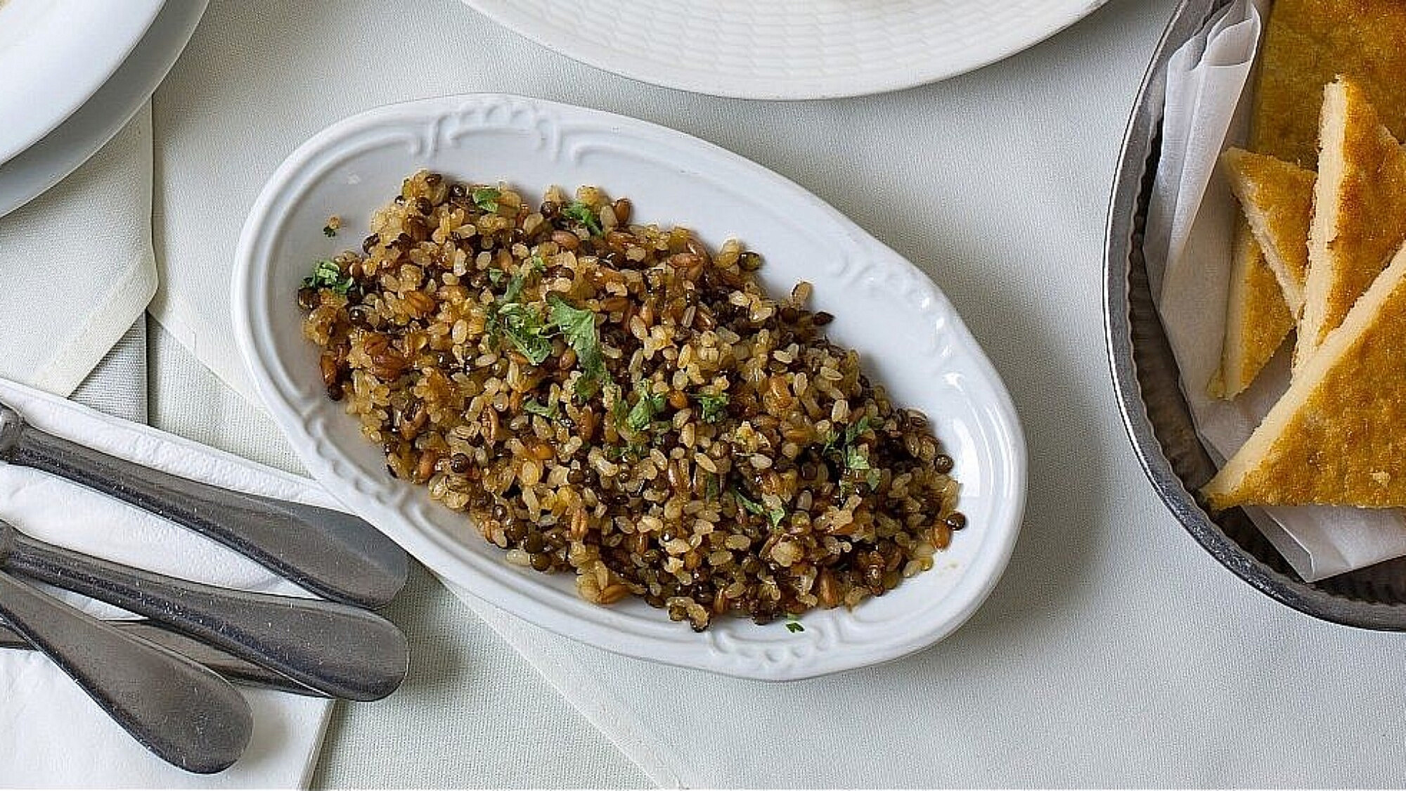 מג'דרה עם גרגירי כוסמין של אורנה ואלה | צילום: בועז לביא