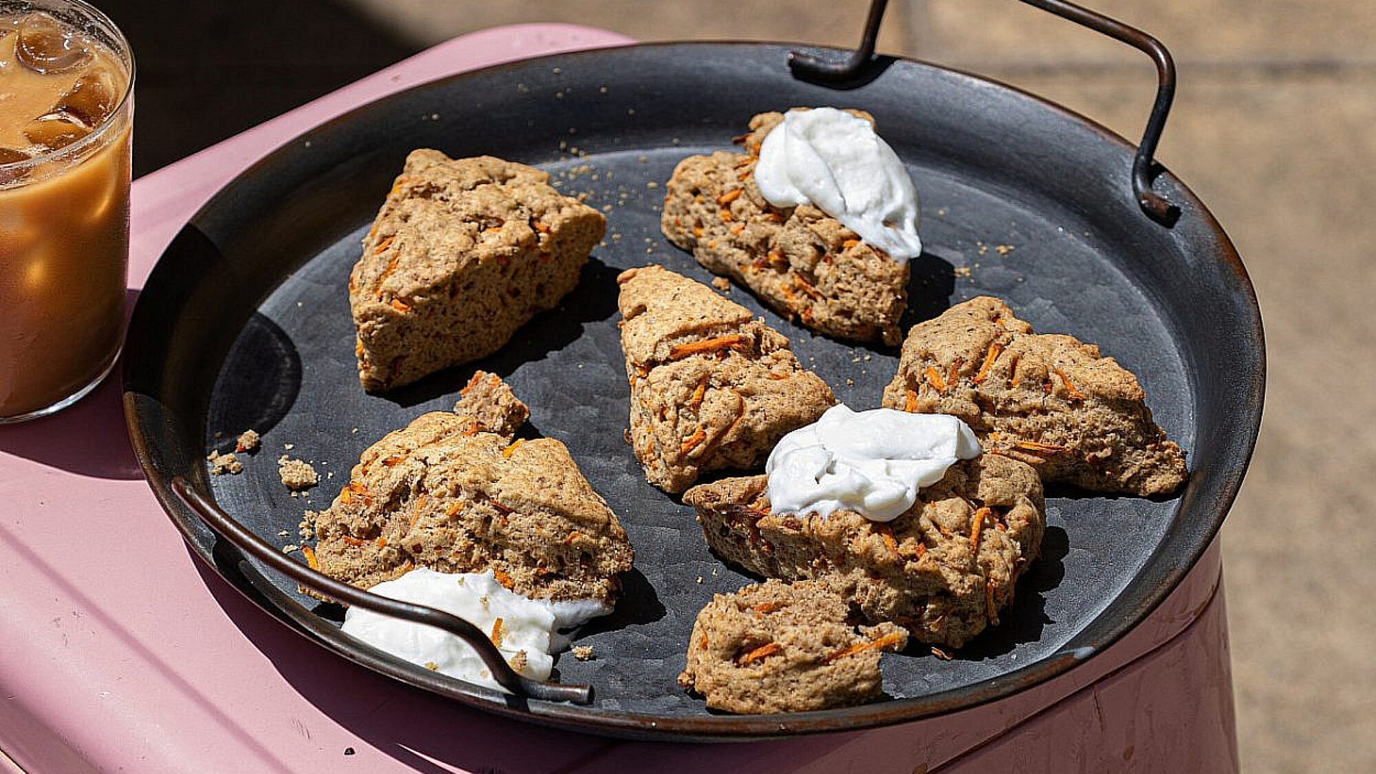 סקונס גזר של שיר גורן קורל גורן. בבקה בייקרי | צילום: דניאל לילה, סטיילינג: עידן ספיבק