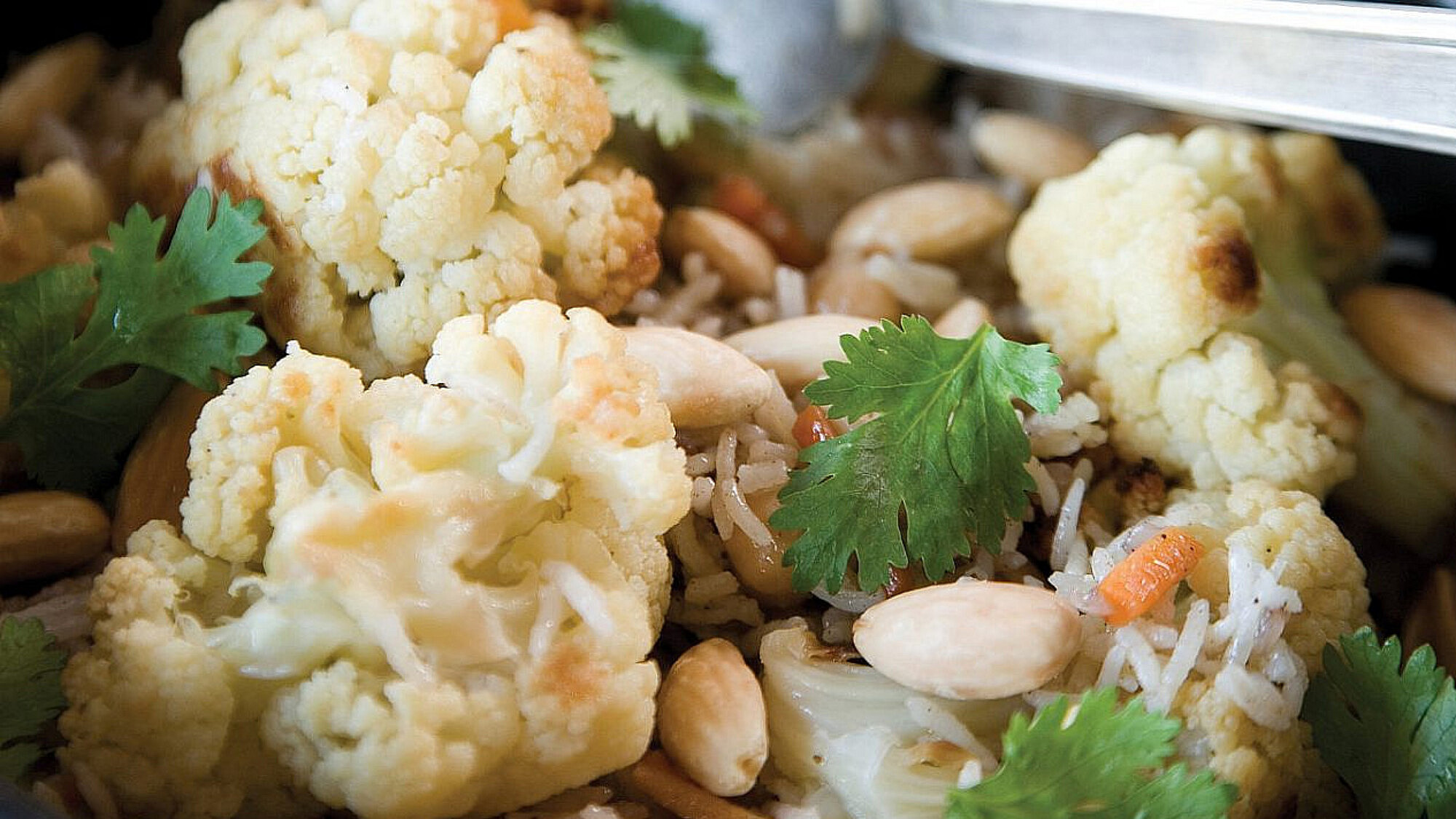 תבשיל אורז וחומוס עם כרובית של מיכל מוזס | צילום: דניאל לילה, סטיילינג: טליה אסיף