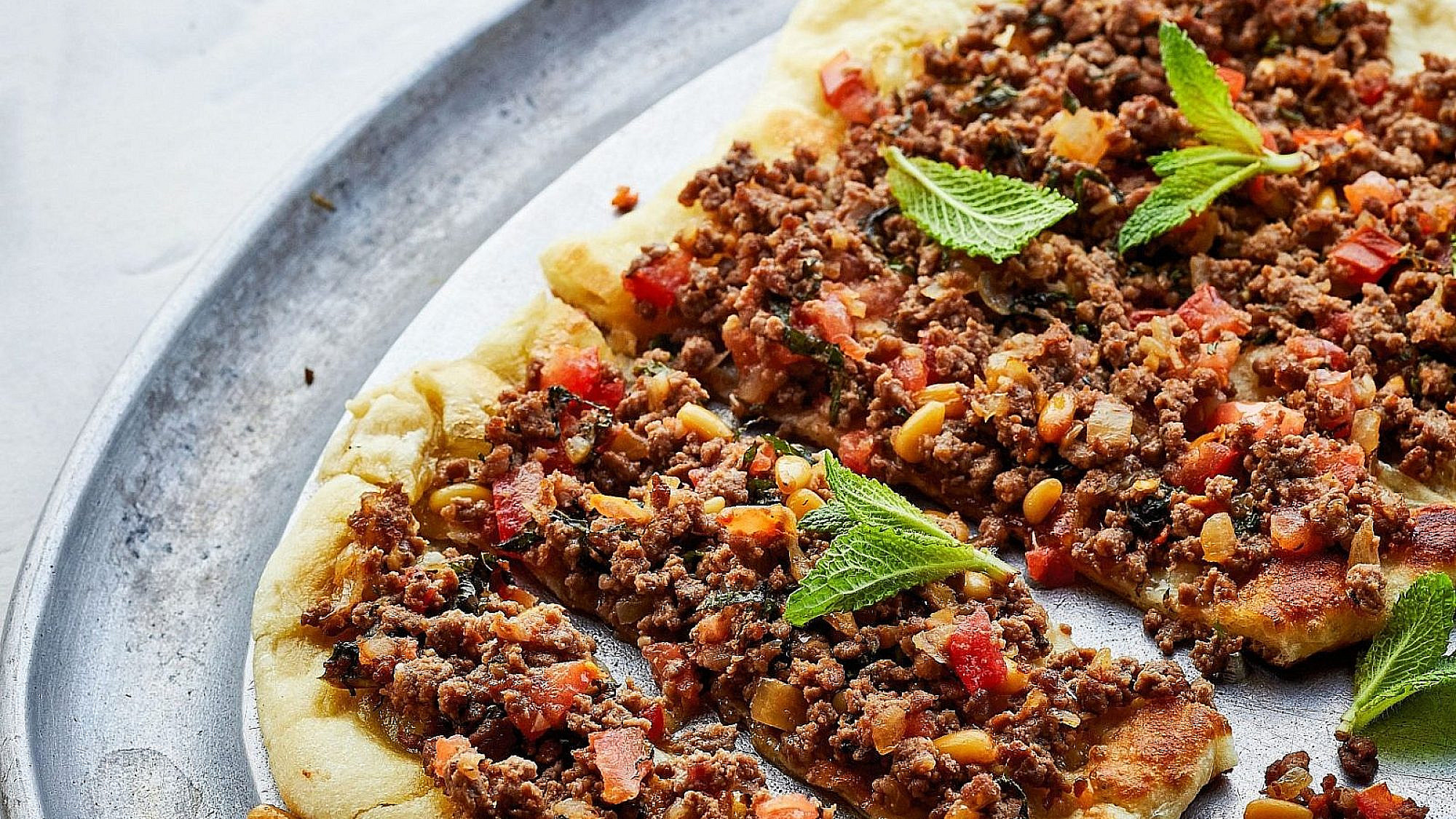 לחמעג'ון מתוך הספר "Shuk" של עינת אדמוני | צילום: קוונטין בייקון לחמעג'ון מתוך הספר "Shuk" של עינת אדמוני | צילום: קוונטין בייקון